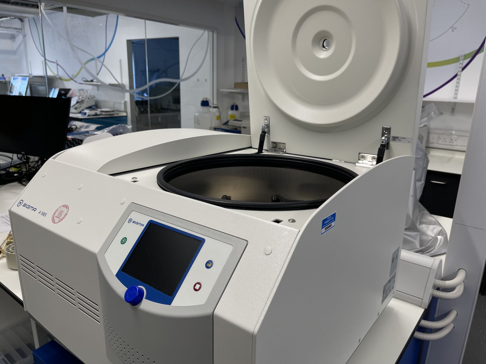 2020 Sigma 4-16KS bench top Centrifuge with rotor, misc. buckets and plate holders - Image 4 of 8