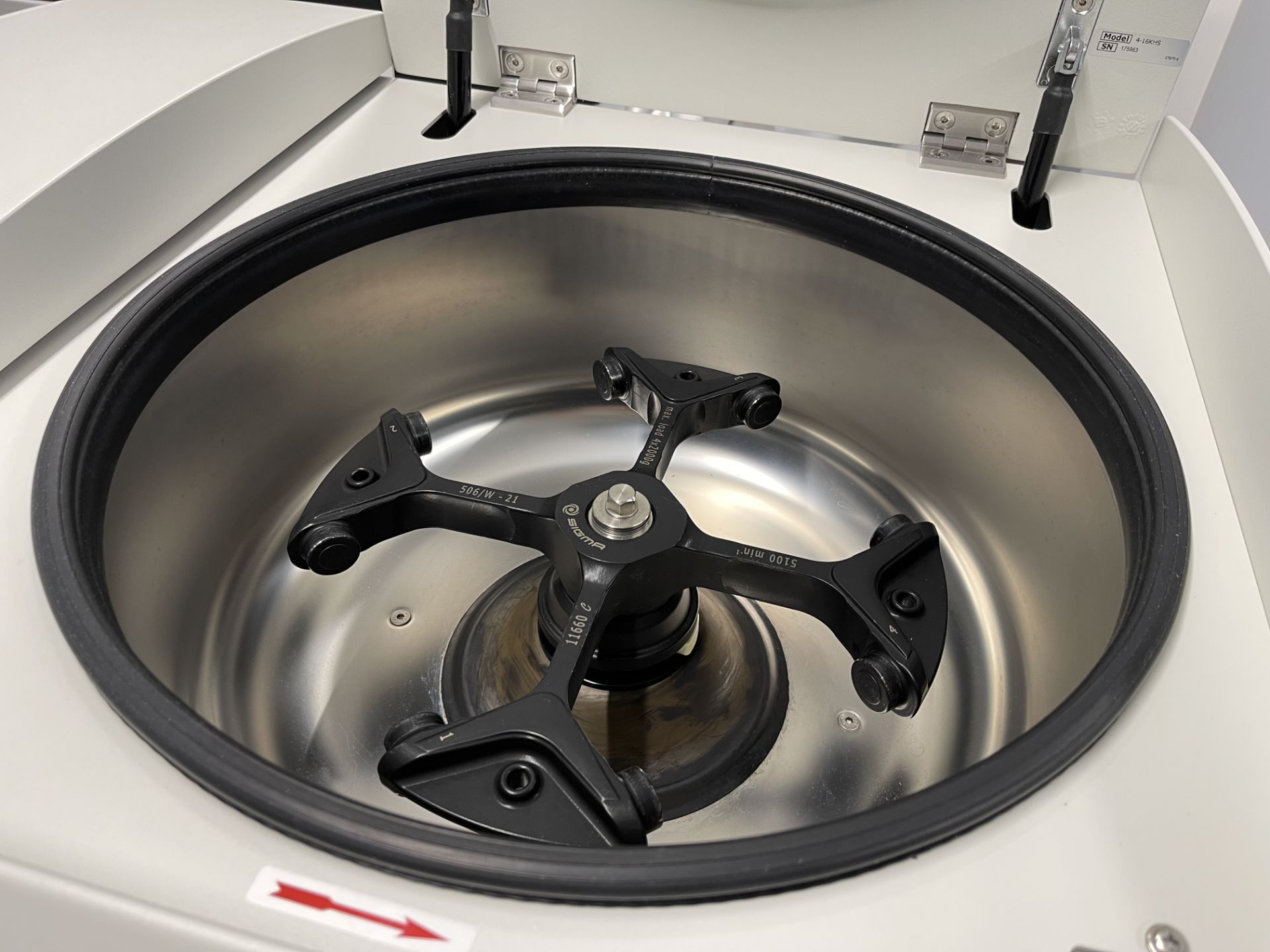 2020 Sigma 4-16KS bench top Centrifuge with rotor, misc. buckets and plate holders - Image 3 of 8