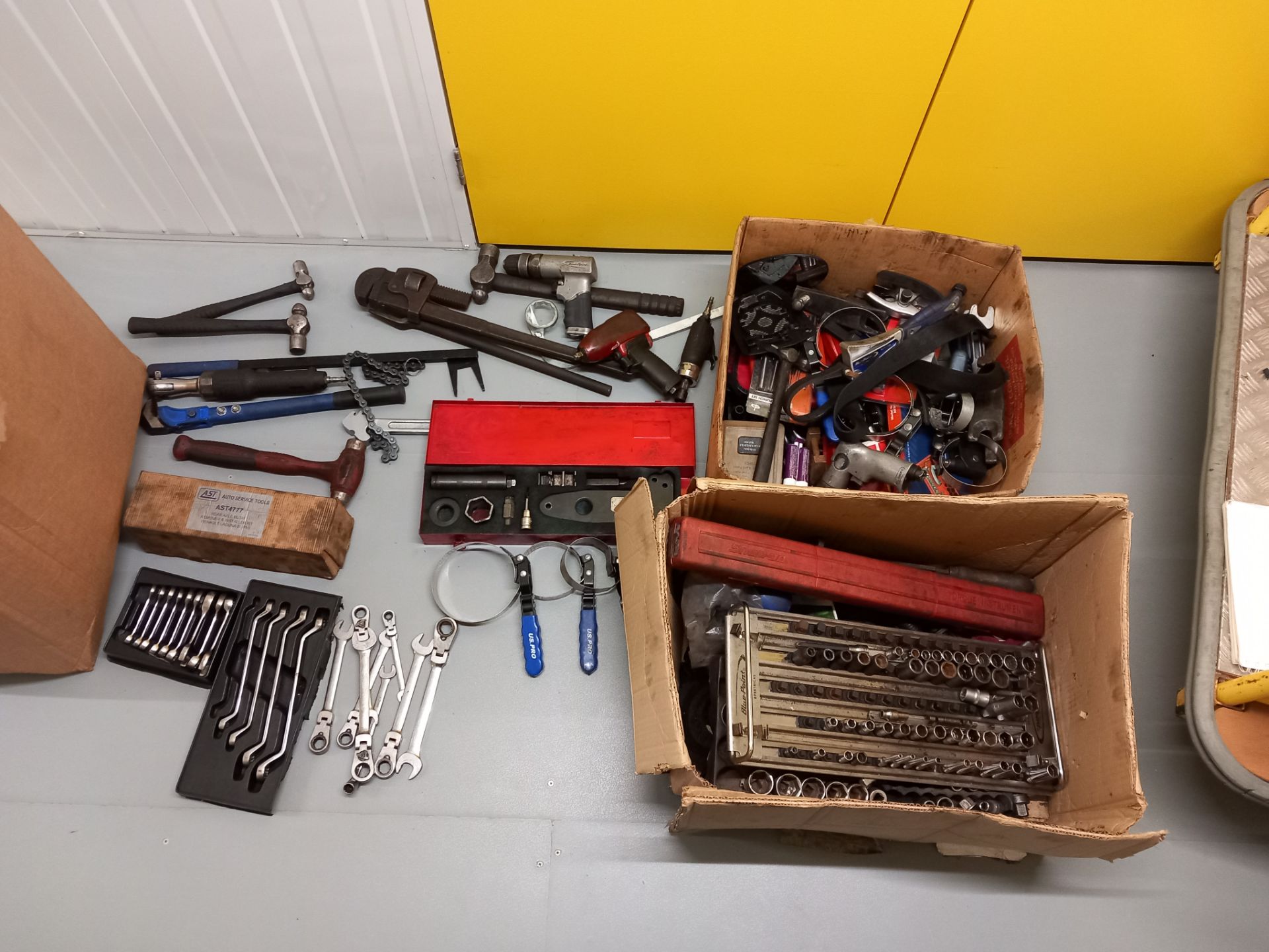 Large quantity of mechanics tools to include; Snap On Torque wrench, socket sets, hand tools etc