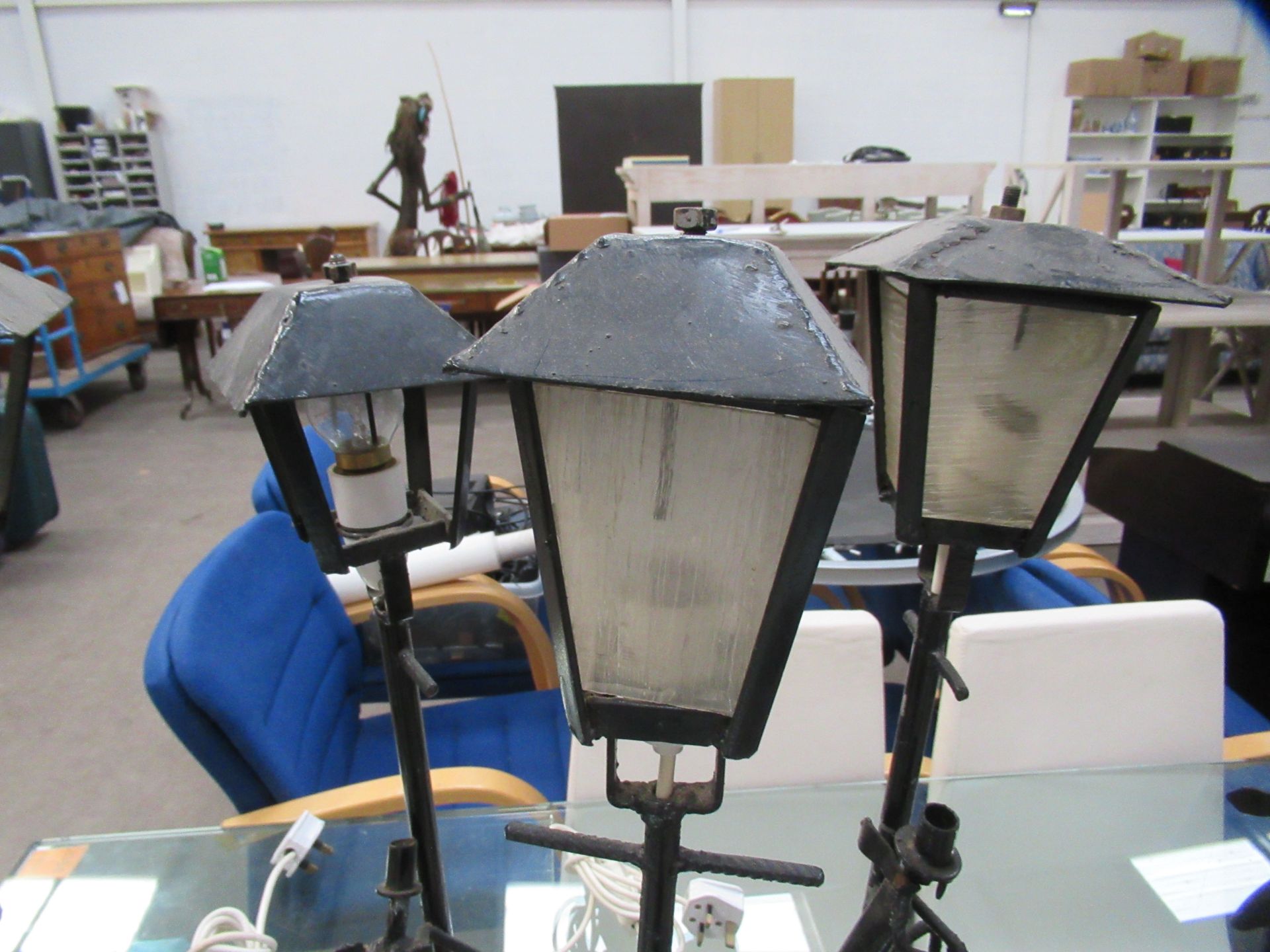 11x Black Painted Metal Formed Table Lamps - Image 17 of 18