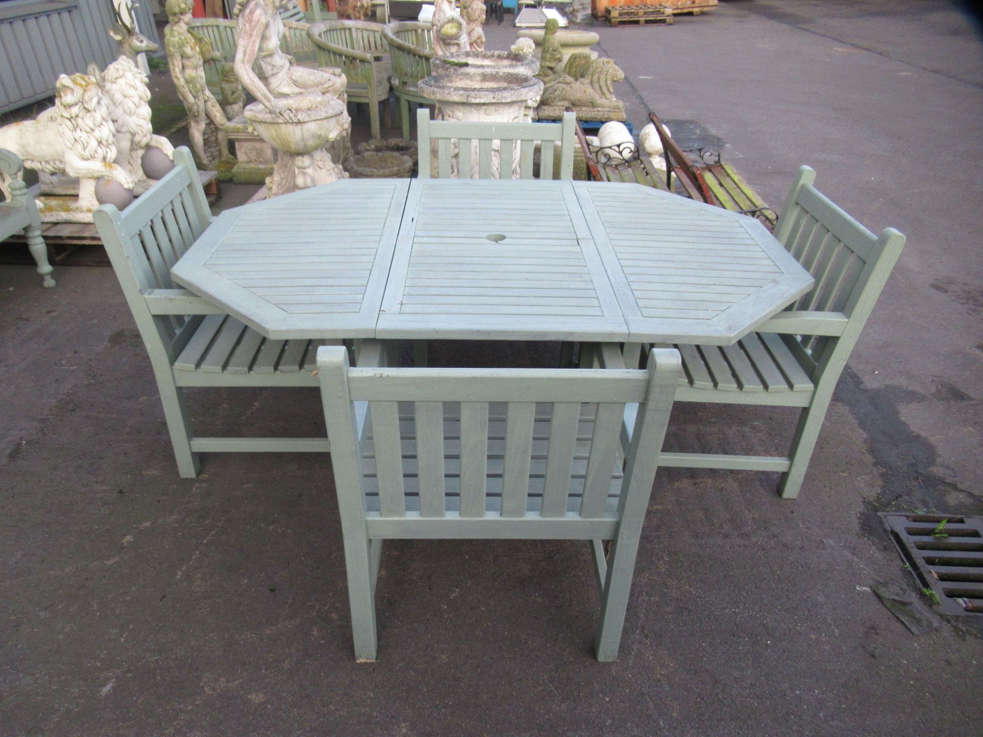 An Extendable Painted Garden Table together with 4 x Chairs - Image 3 of 4