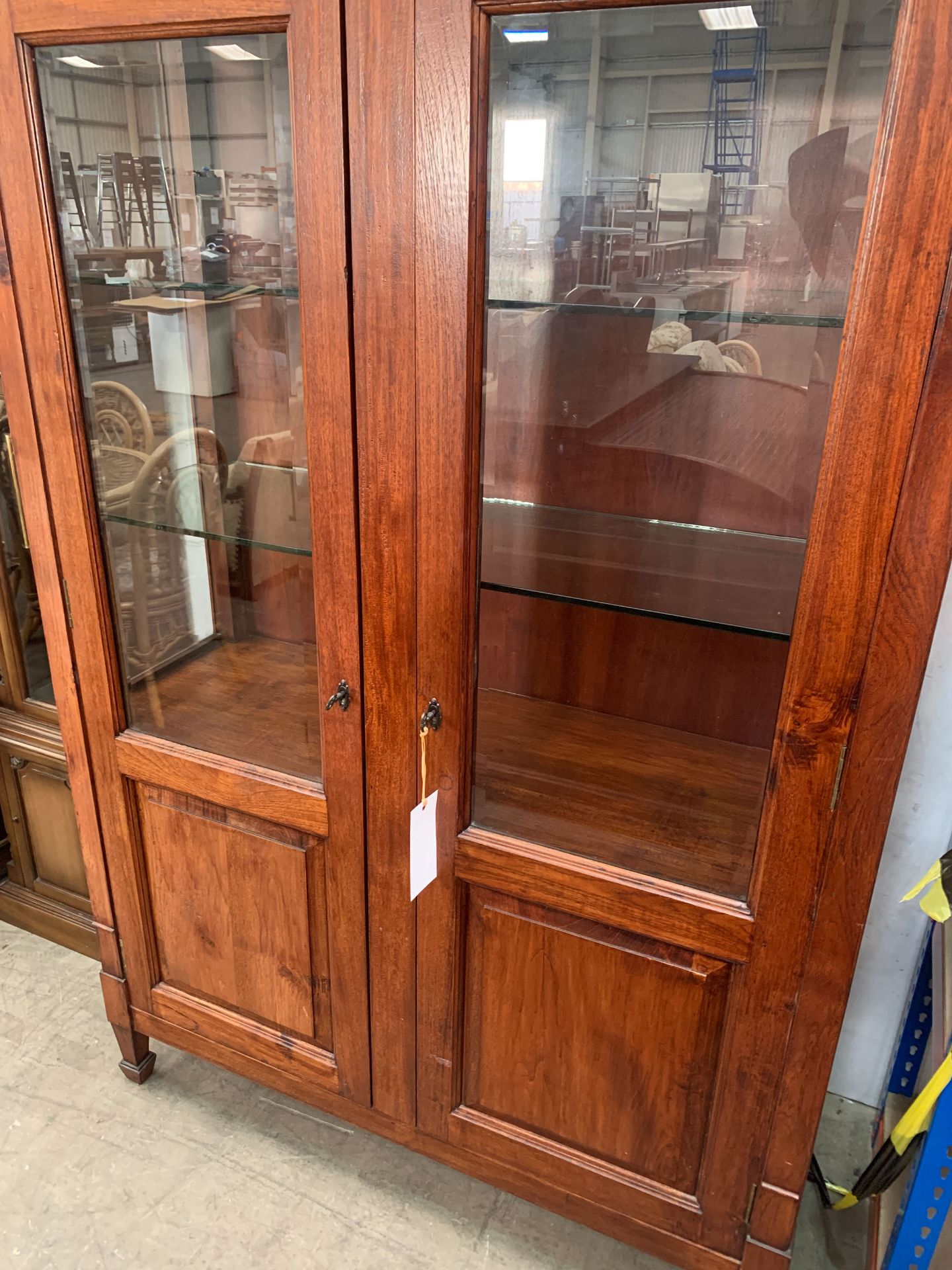 Glass Panelled Oak Display Cabinet with 2x Glass Shelves and Another Wooden Shelf Below - Image 2 of 4