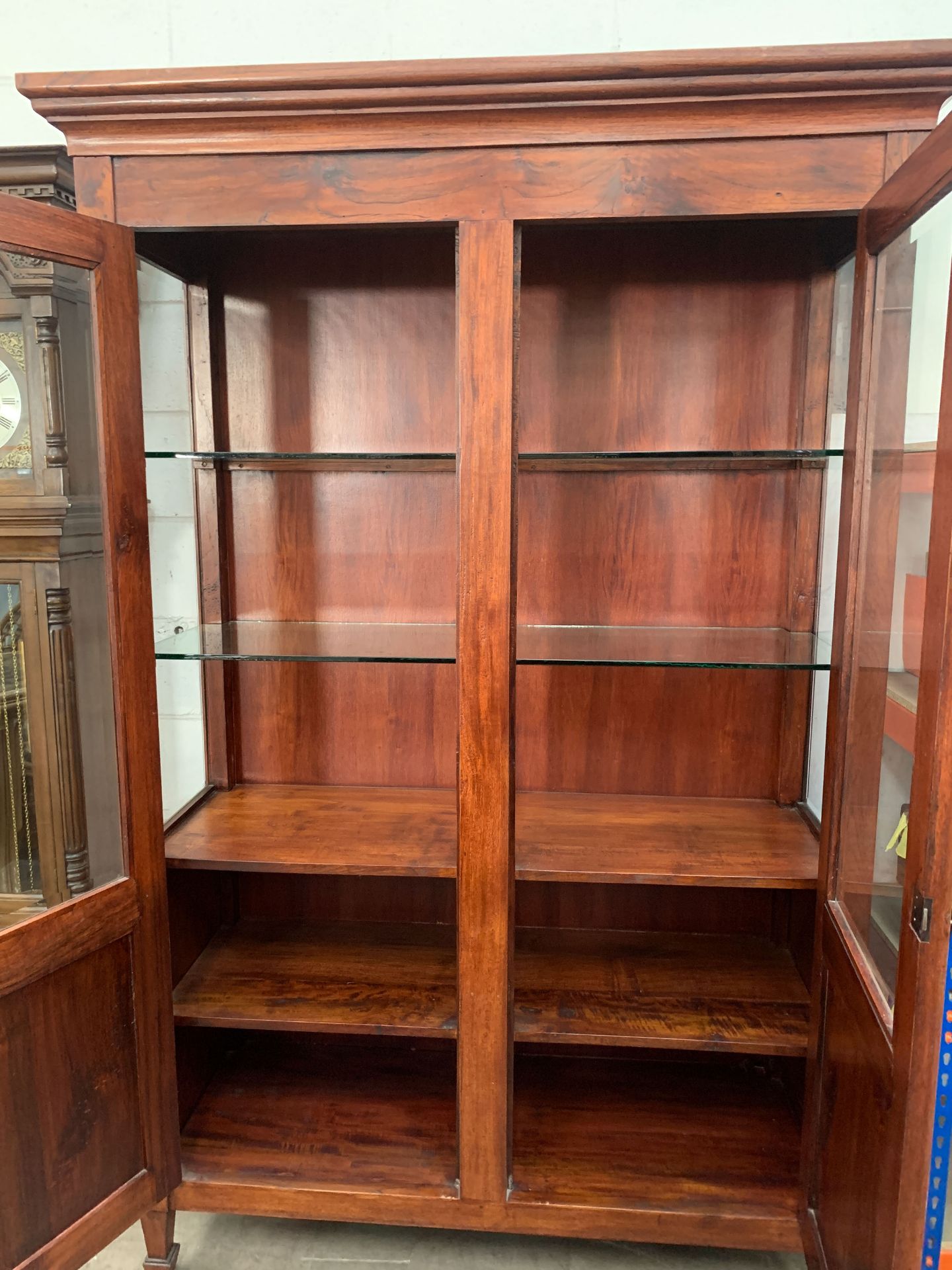 Glass Panelled Oak Display Cabinet with 2x Glass Shelves and Another Wooden Shelf Below - Image 3 of 4