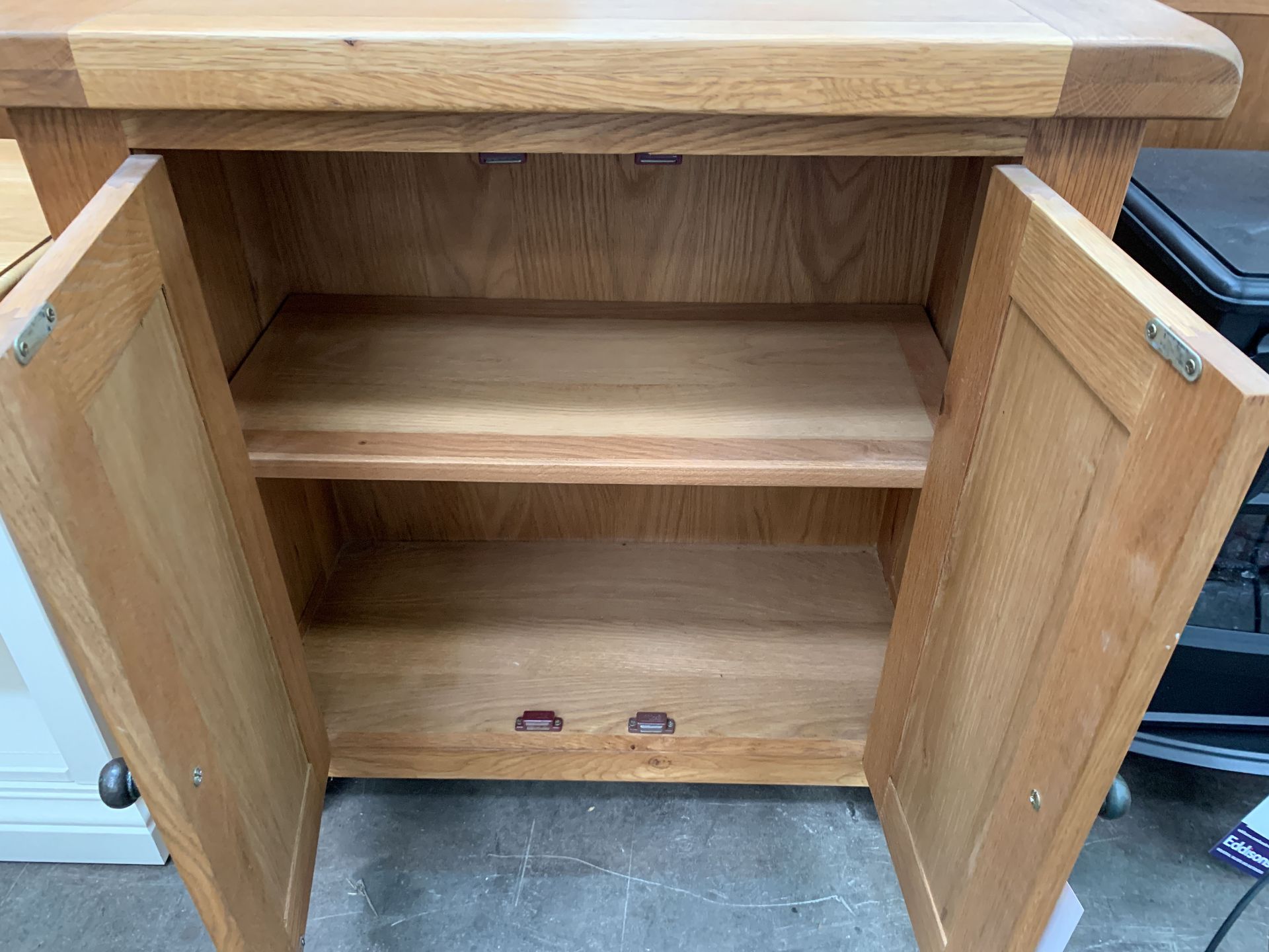 Oak 2 Door Cabinet - Image 2 of 2