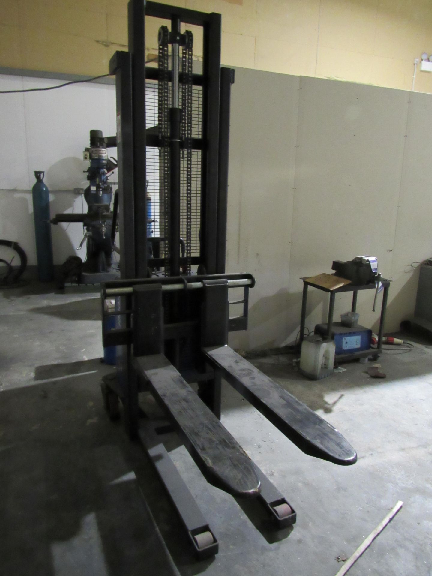 Solid Hub HSE1000/3/CBS10J pallet stacker; Capacity: 1000KG; Year: Nov 2021; Hours: 1754 - Image 3 of 7