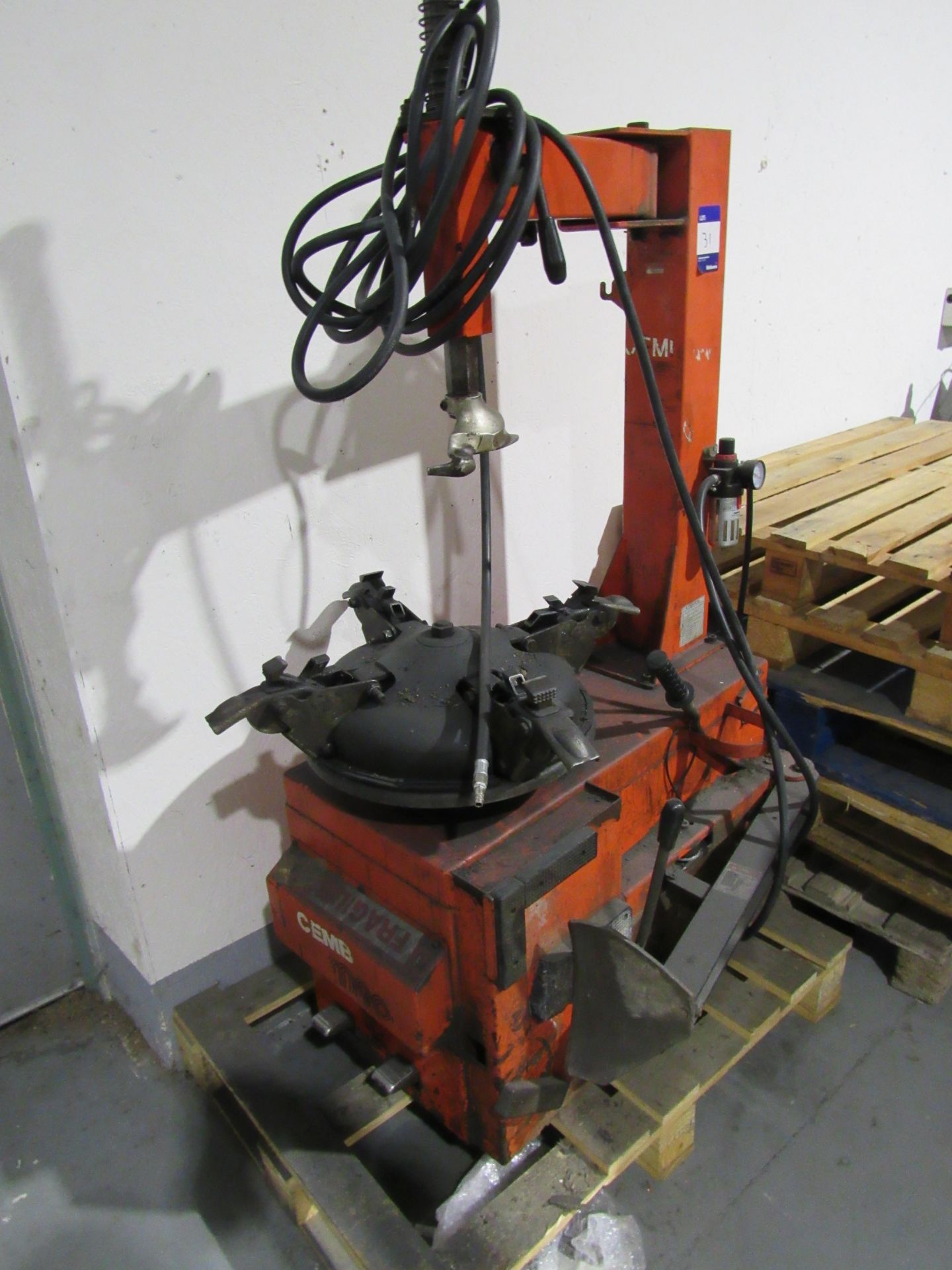 CEMB SM90 Pneumatic tyre changer; Serial number: 05942750; 8-12 bar - Image 3 of 3