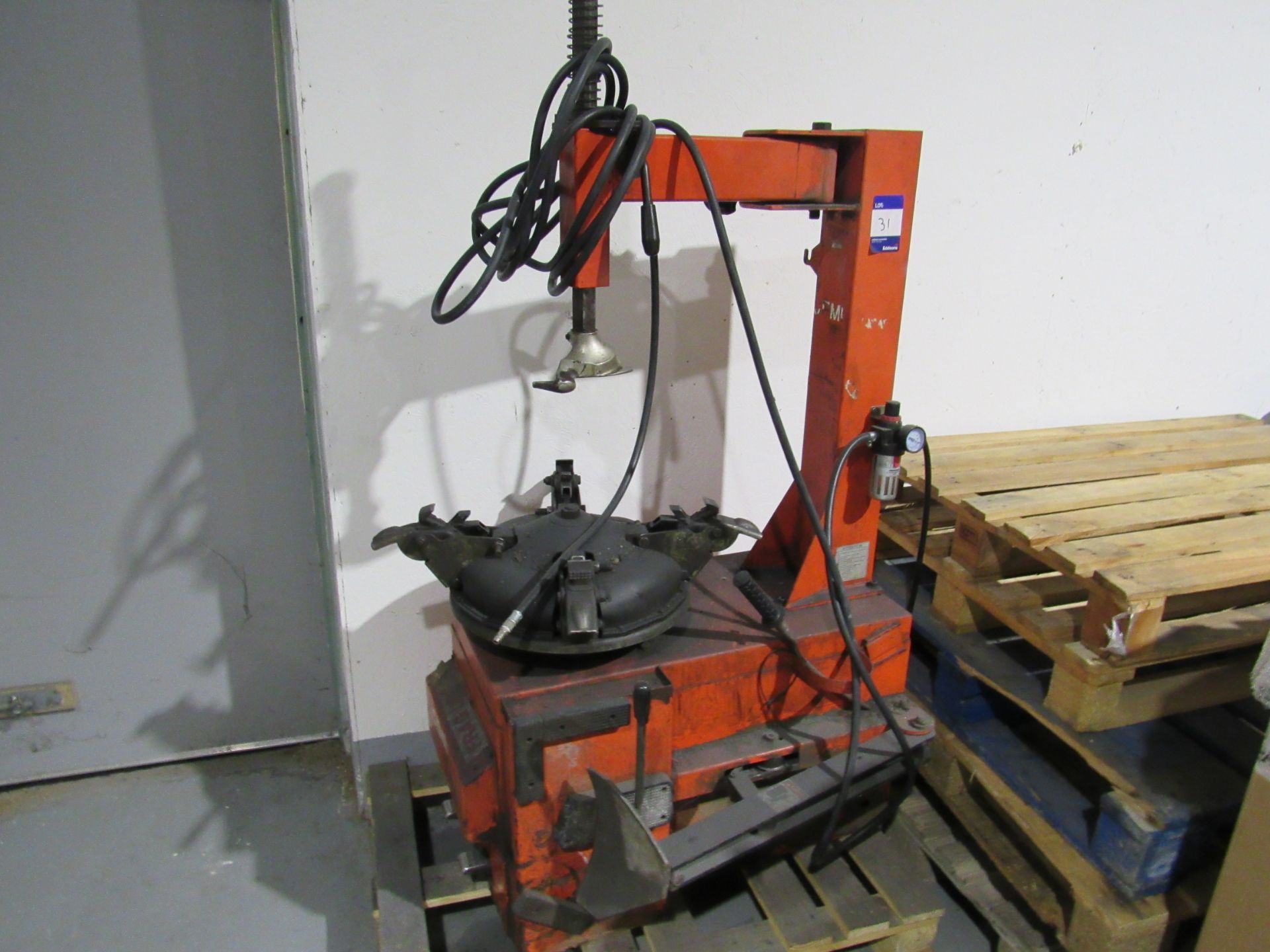 CEMB SM90 Pneumatic tyre changer; Serial number: 05942750; 8-12 bar - Image 2 of 3