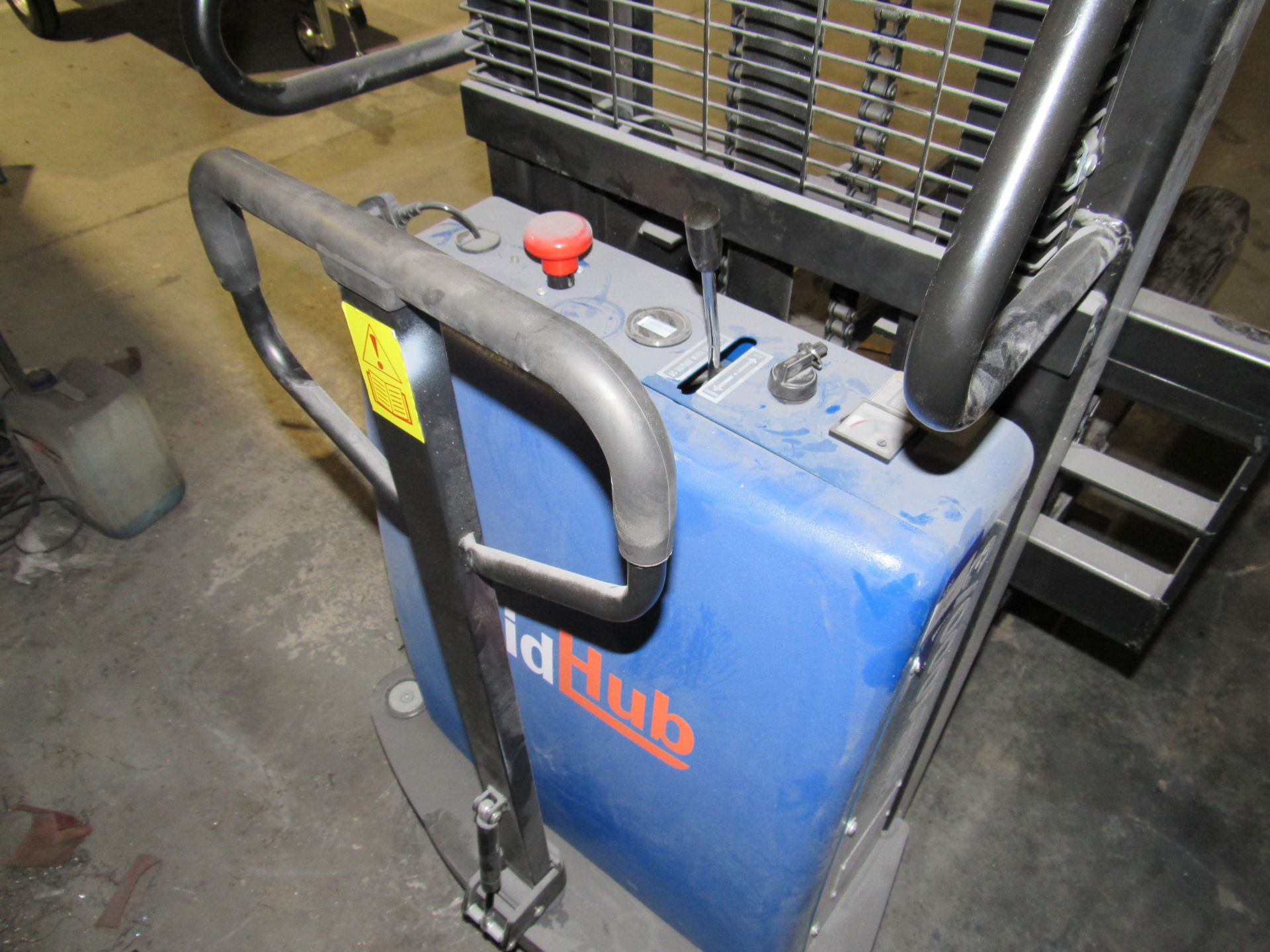 Solid Hub HSE1000/3/CBS10J pallet stacker; Capacity: 1000KG; Year: Nov 2021; Hours: 1754 - Image 4 of 7