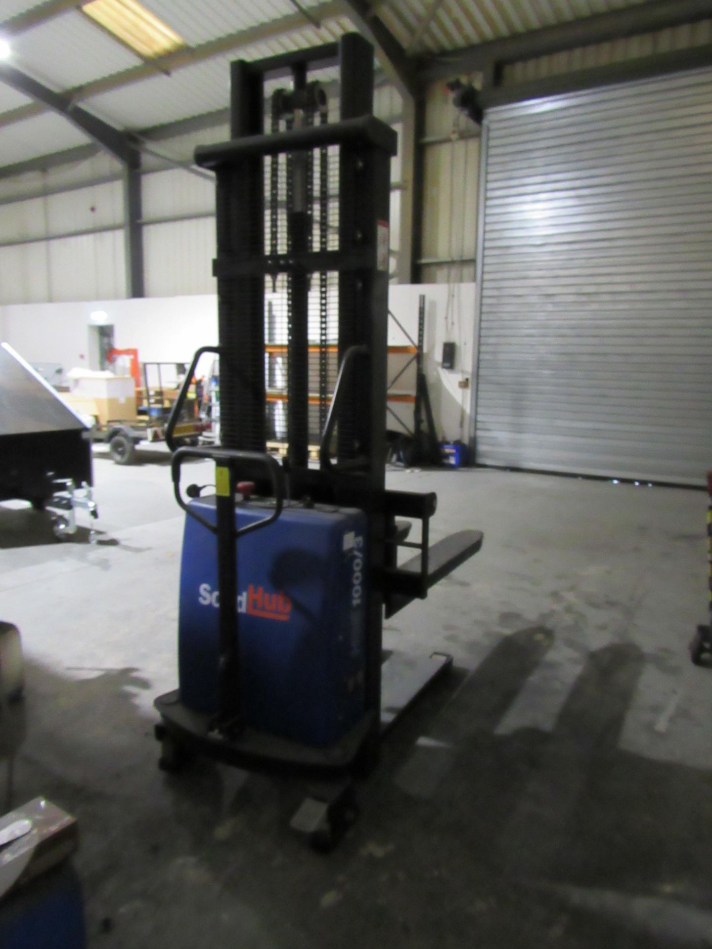 Solid Hub HSE1000/3/CBS10J pallet stacker; Capacity: 1000KG; Year: Nov 2021; Hours: 1754 - Image 2 of 7