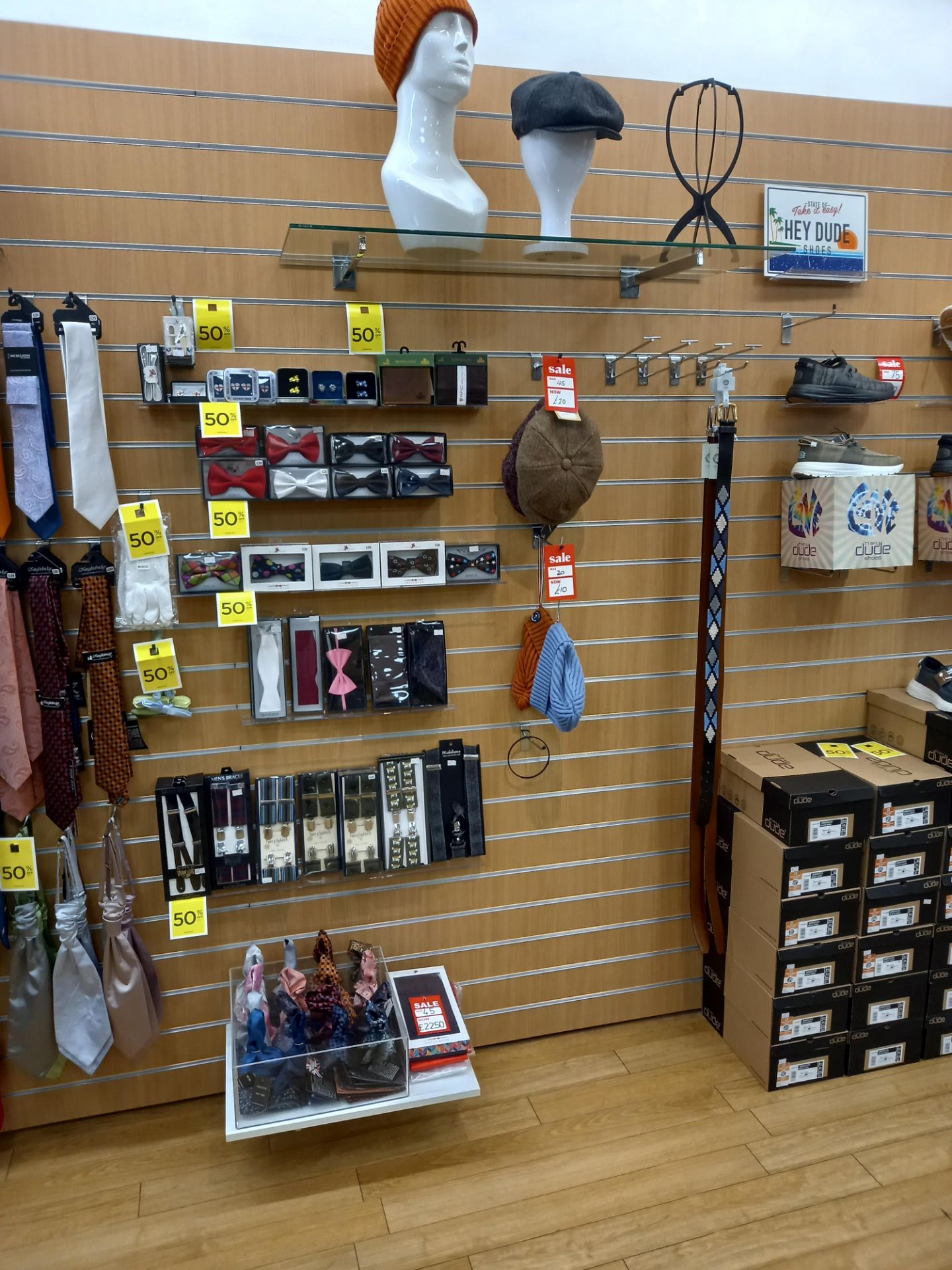 All loose and removable shop fittings and shop consumables located within the Wiseguys (Newark) reta - Bild 18 aus 39