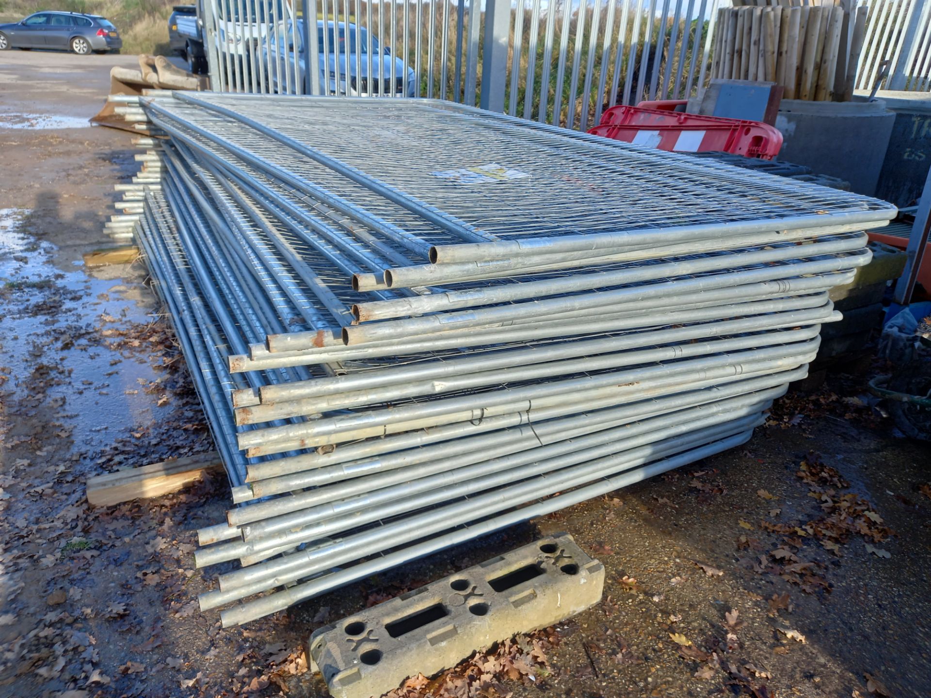 Approx. 175 Heras Fence Panels & also includes approx 175 Rubber Feet/bases