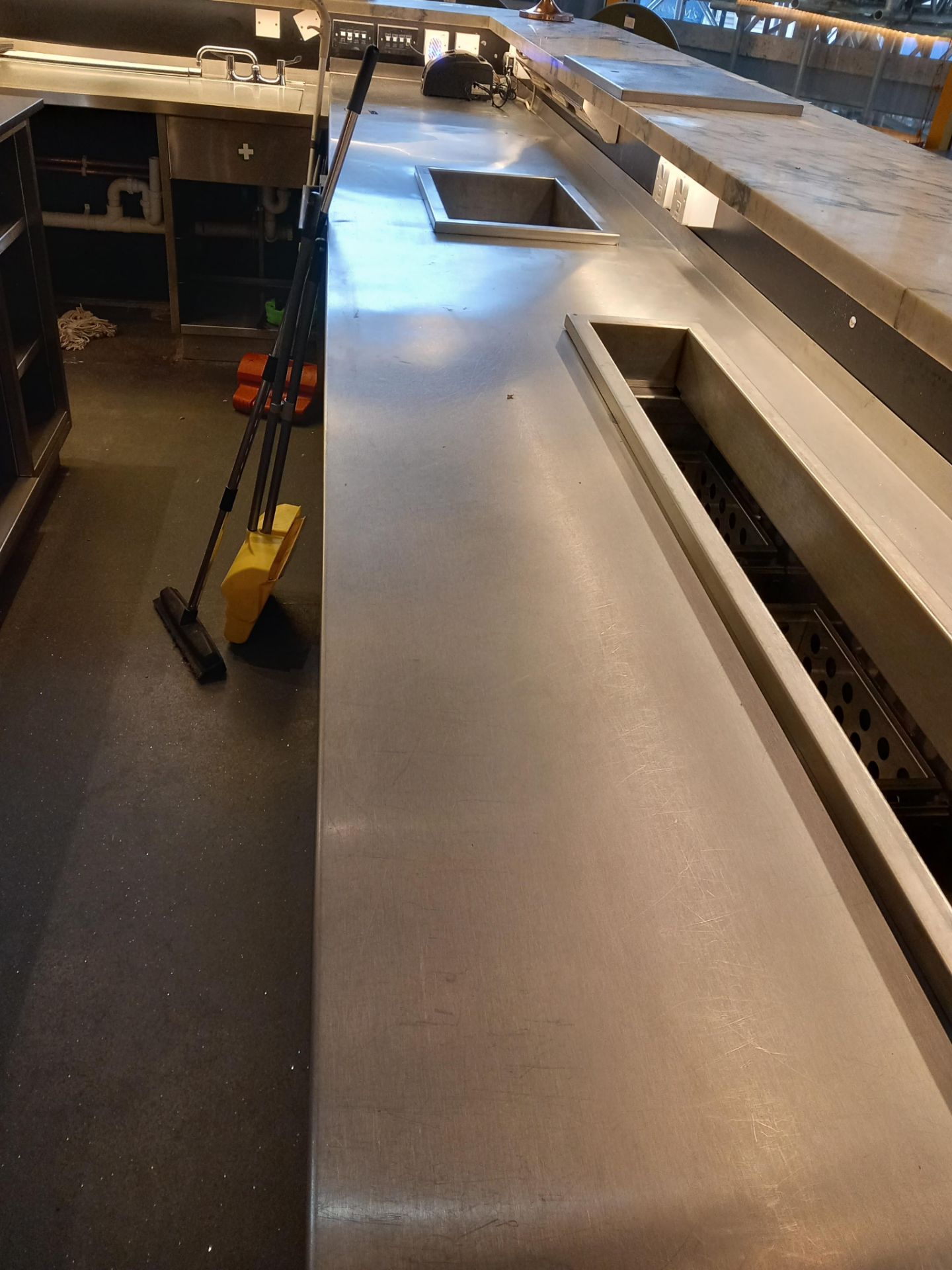 Stainless steel ‘L’ shaped bar unit approx. 8000mm - Image 19 of 21