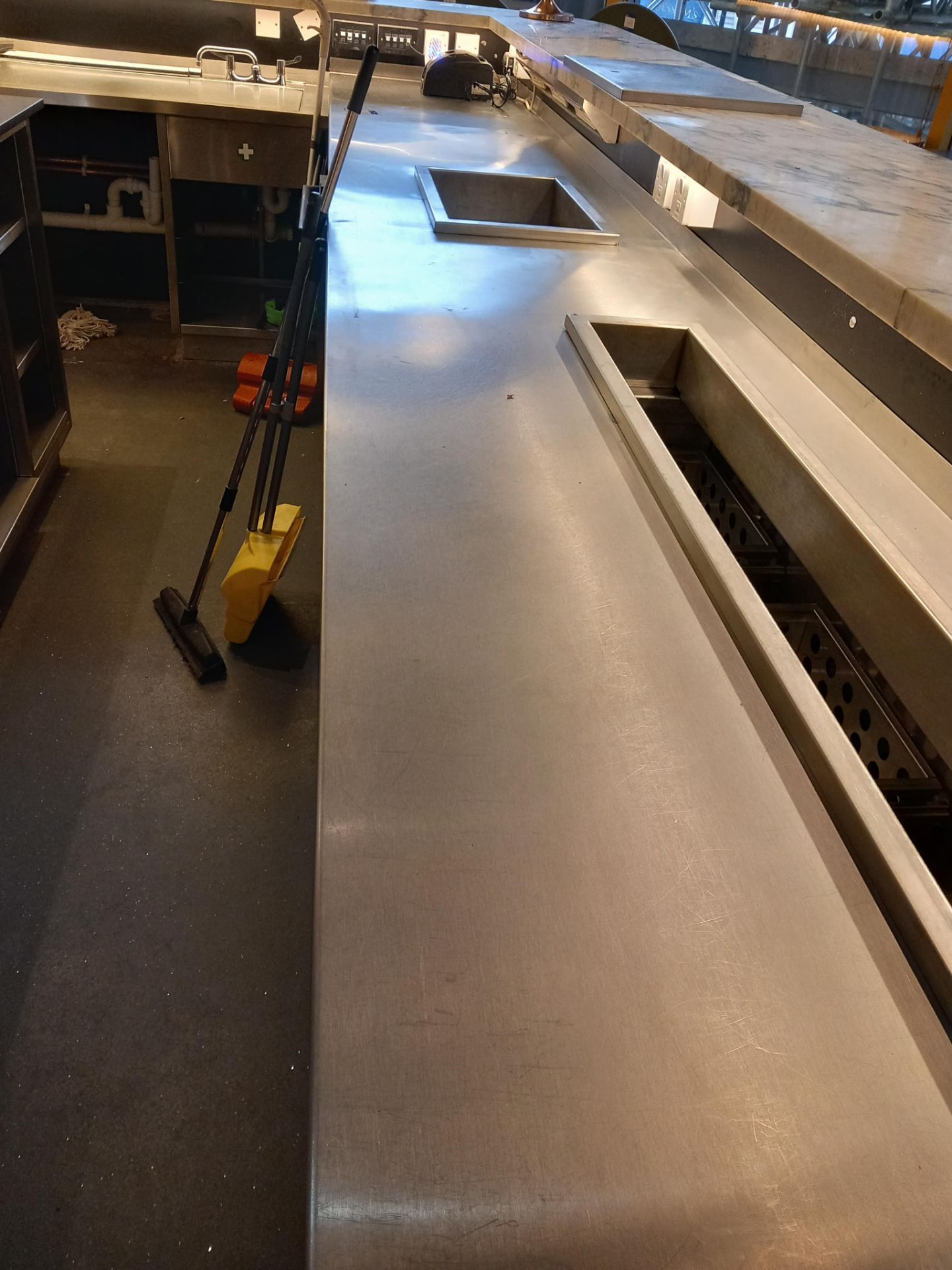 Stainless steel ‘L’ shaped bar unit approx. 8000mm - Image 21 of 21