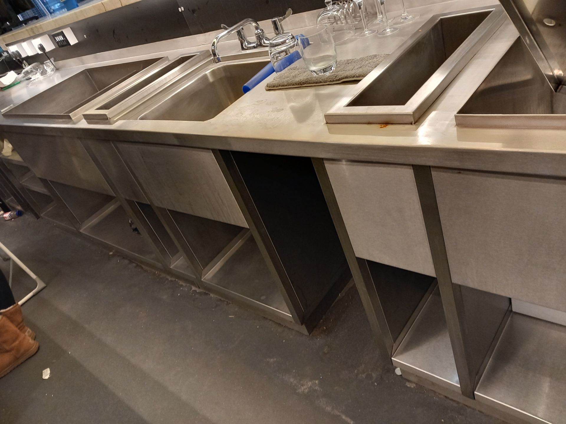 Stainless steel ‘L’ shaped bar unit approx. 8000mm - Image 10 of 21