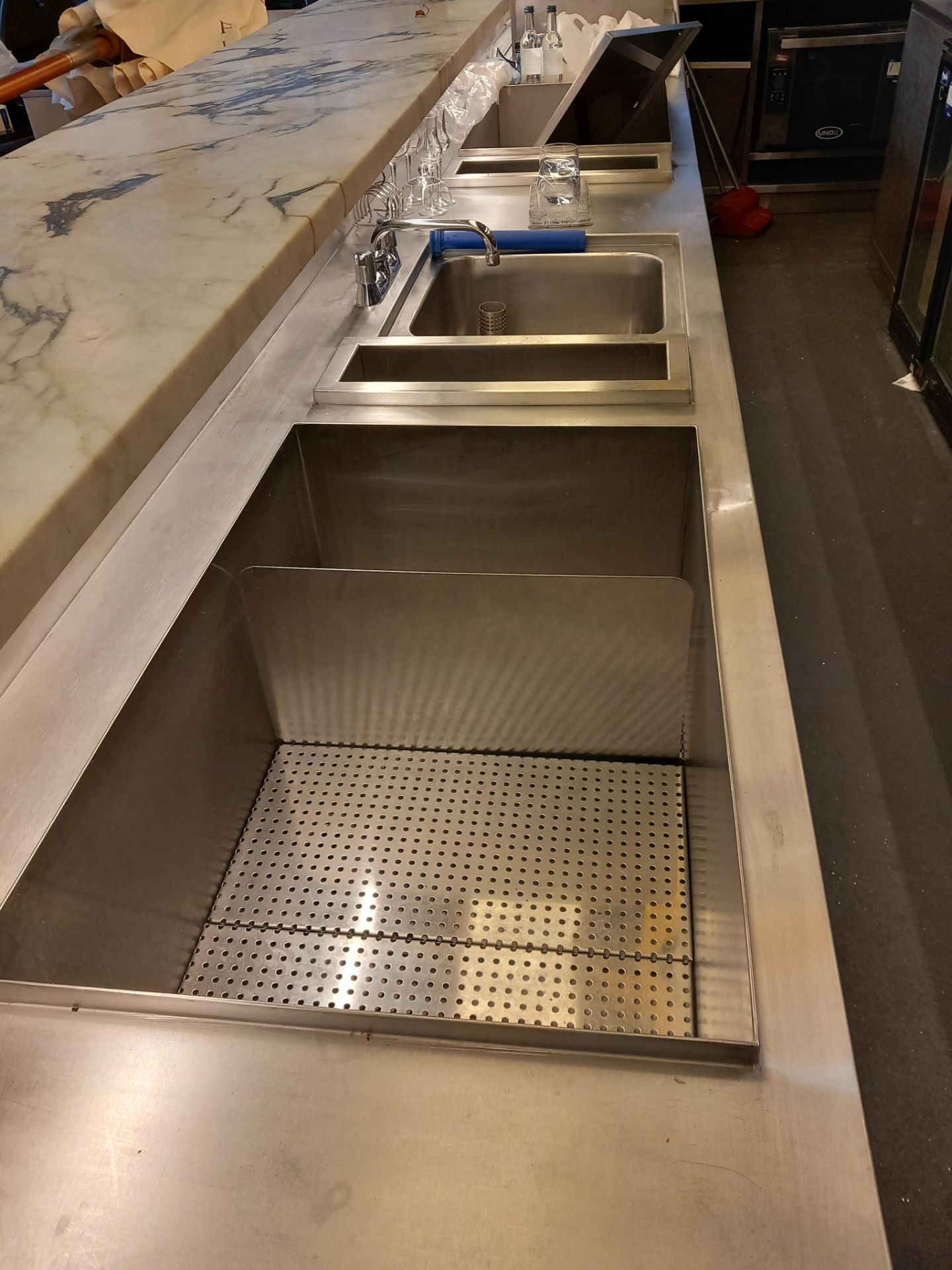 Stainless steel ‘L’ shaped bar unit approx. 8000mm - Image 5 of 21