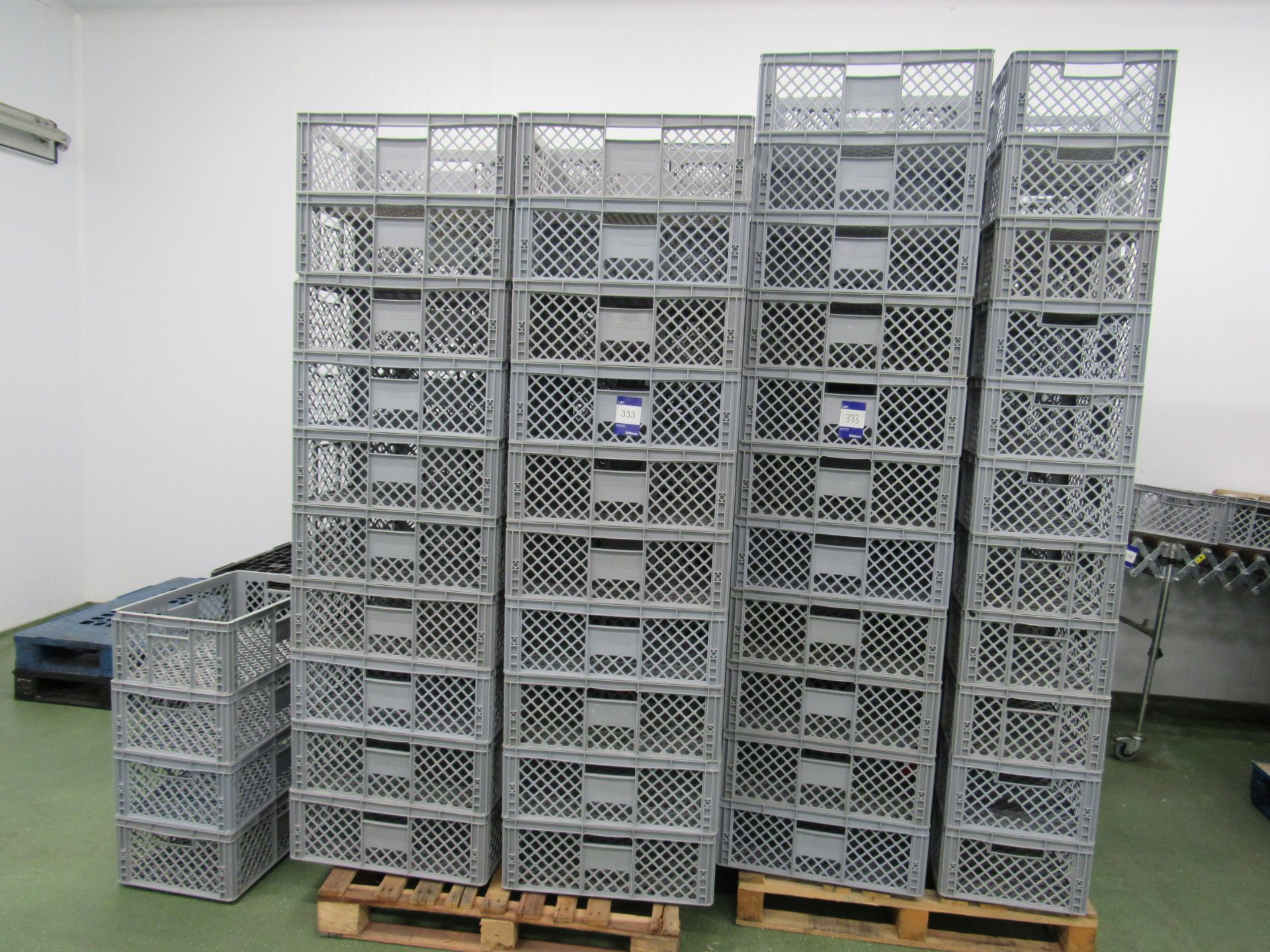 Large quantity of plastic Aver baskets to 4 pallet - Image 2 of 2