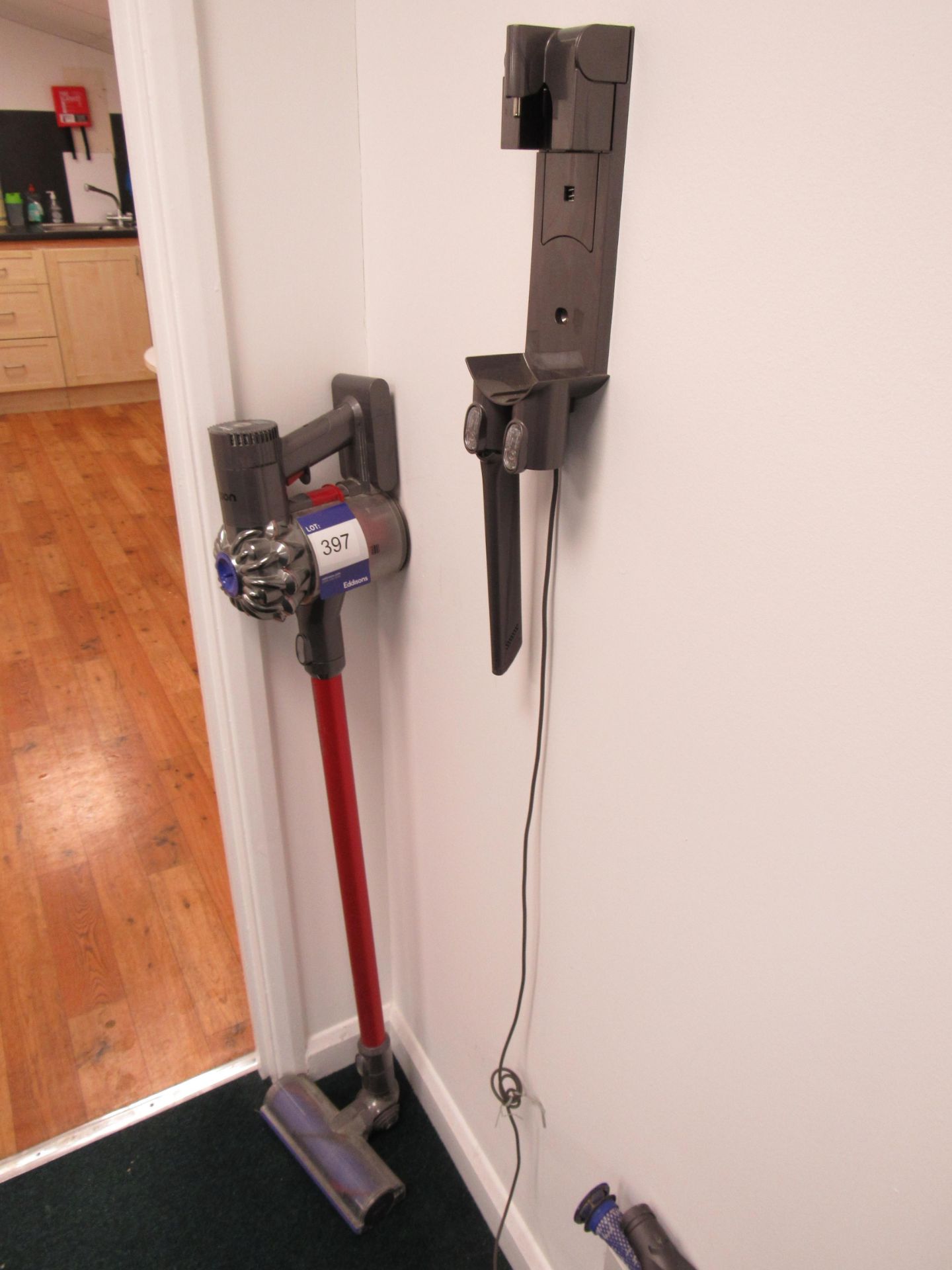 Dyson SV06 hand held total V6 clean vacuum cleaner - Image 2 of 2