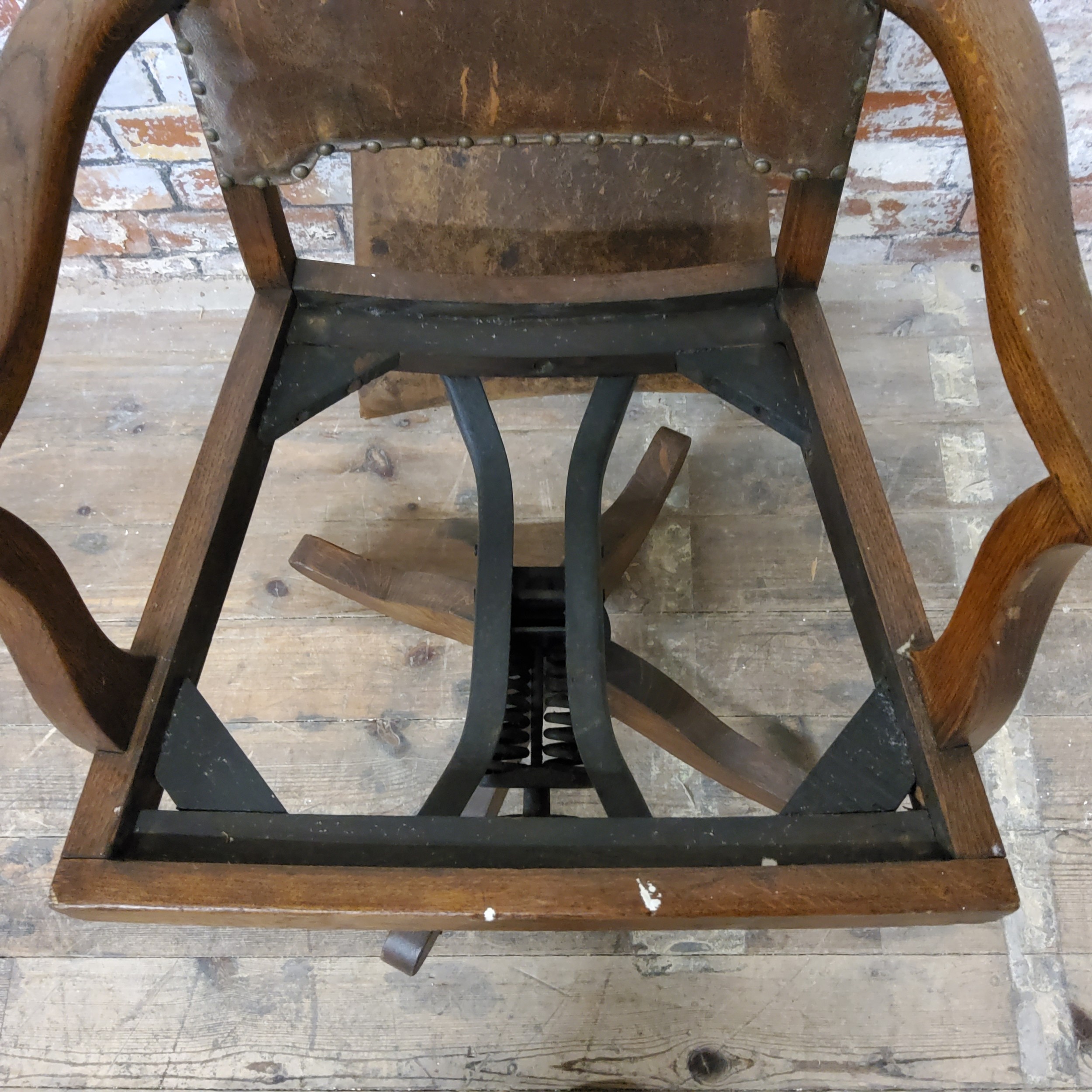 A Globe Wernicke Co, London banker's chair, adjustable settings, raised on castors.  Total - Image 2 of 6
