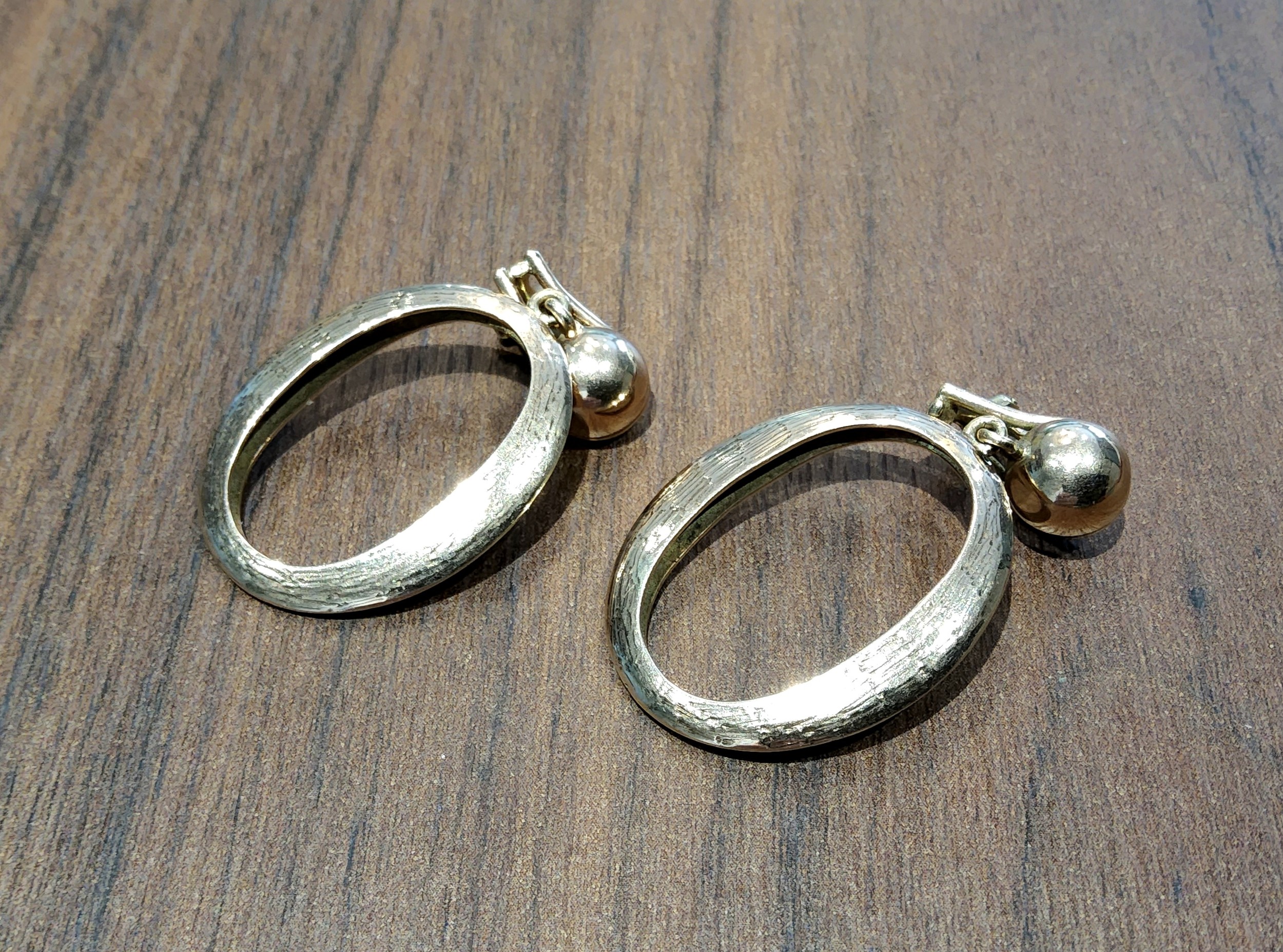 A pair of mid 20th century 9ct gold hoop clip earings, bark decoration, 10.18g