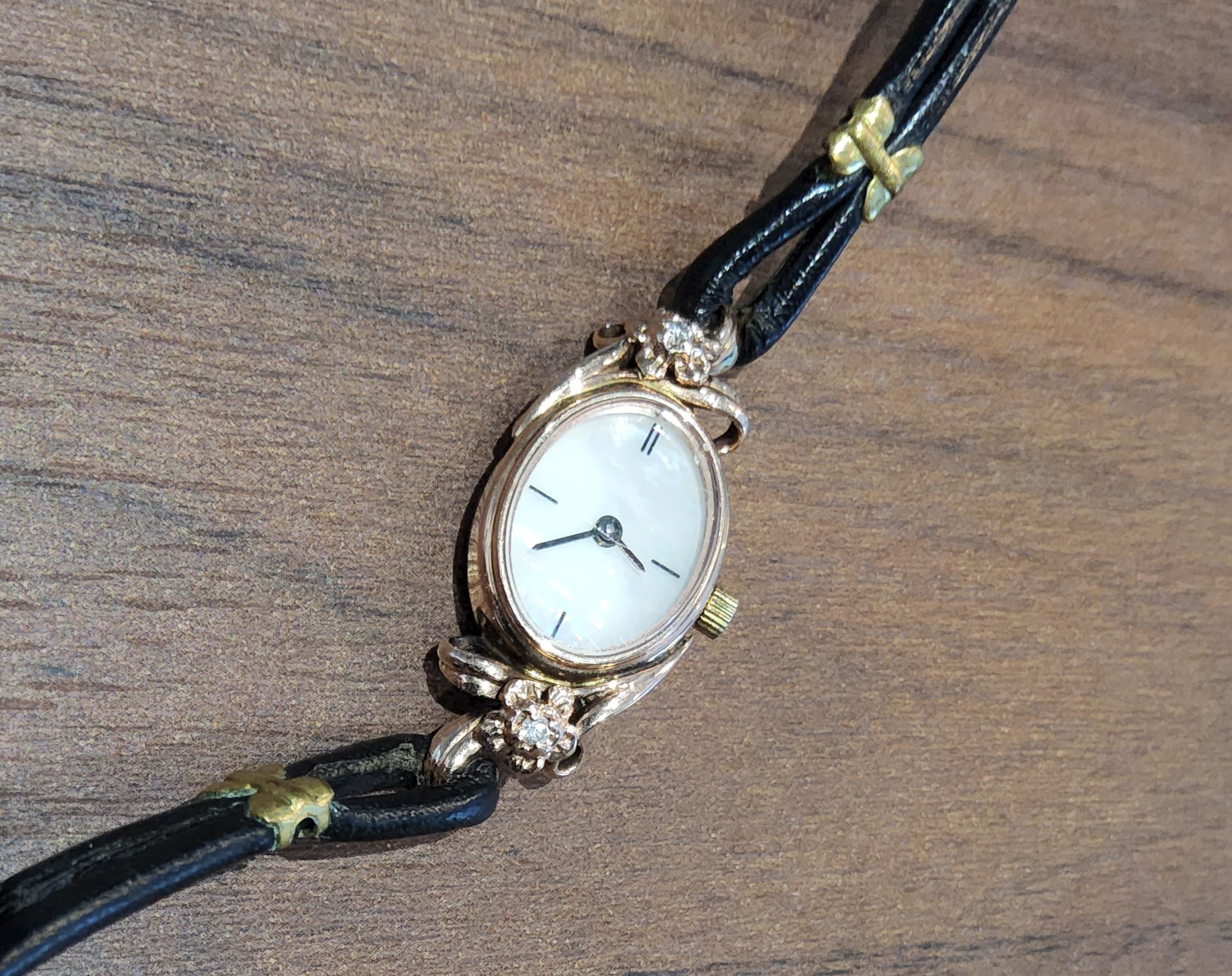 A Franklin Mint 14ct Welsh Gold lady's wristwatch designed by Stuart Devlin, the case flanked by