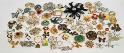 Various vintage brooches including gilt metal, stone set and enamel examples etc.