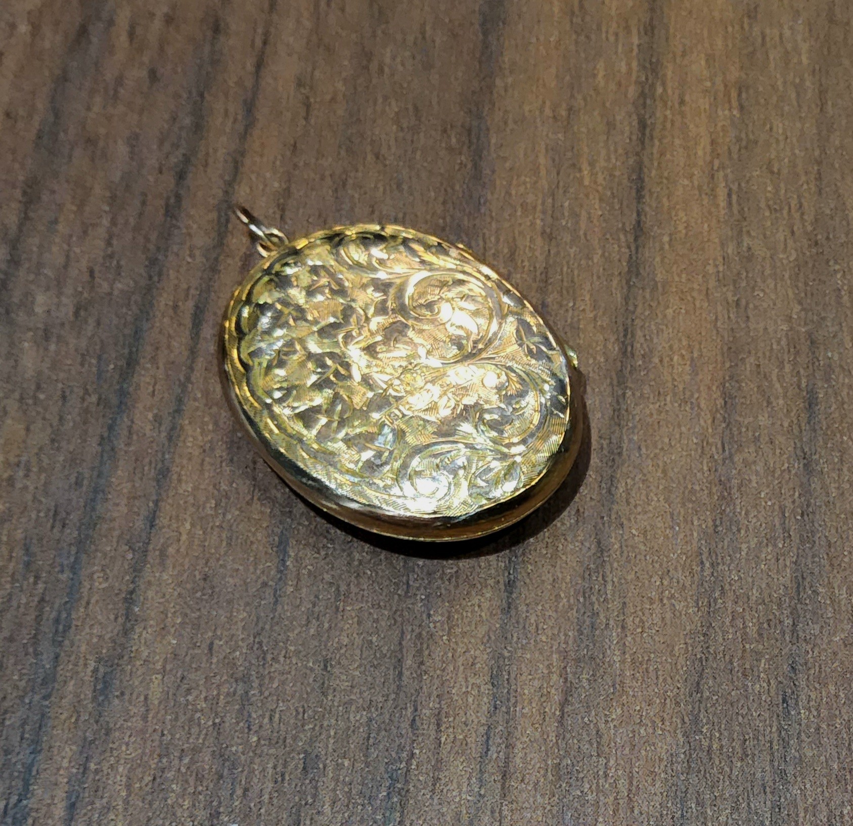 A gold locket, Birmingham, 1918 3.94g