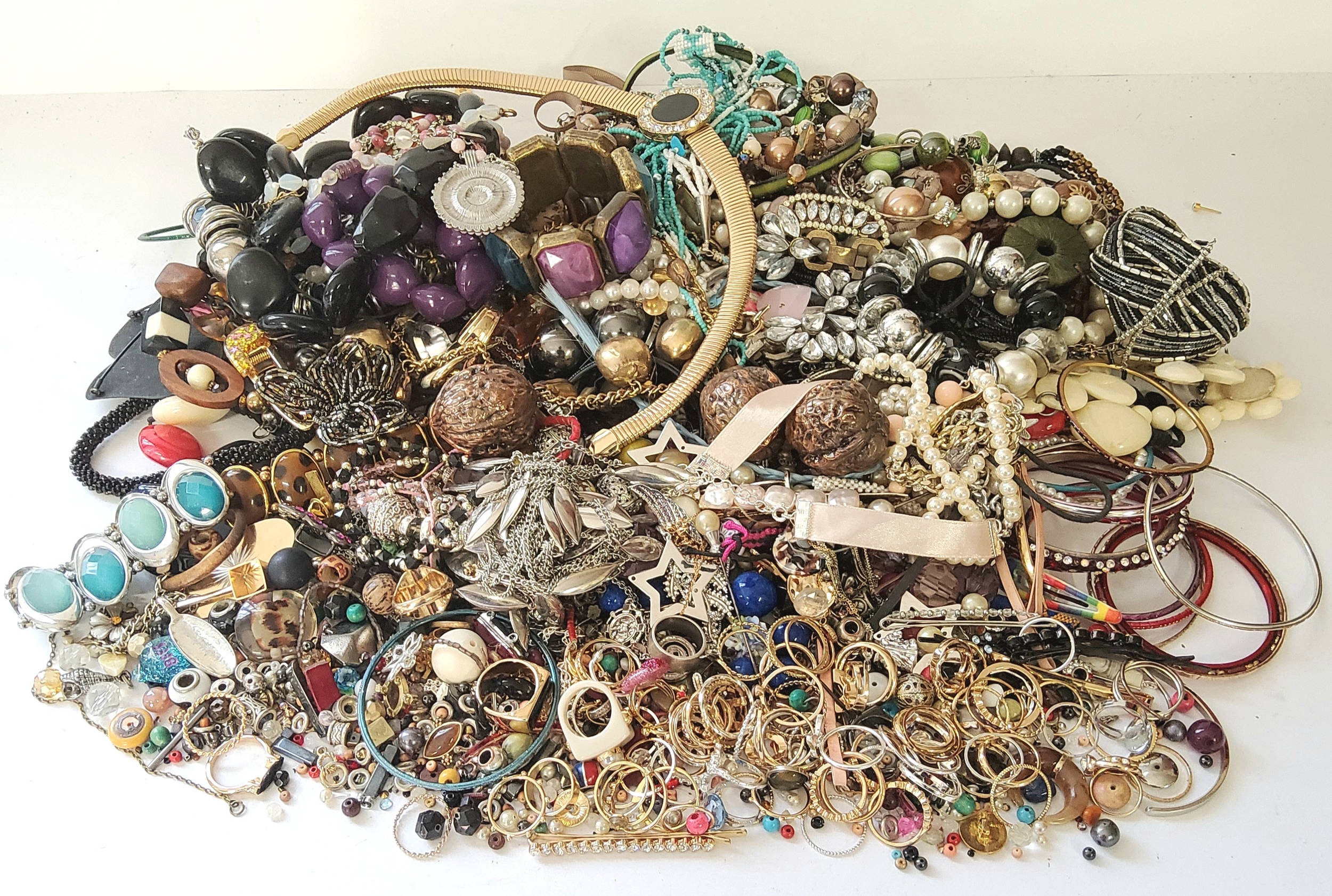 A large quantity of fashion rings, costume jewellery, beads, bangles, brooches, pendants etc qty