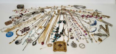 Costume jewellery including a gilt metal belt/shoe buckle set with purple stones; brooches and hat