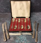 A cased set of six silver rattail teaspoons, five Walker & Hall, London, 1919 59g; another rubbed