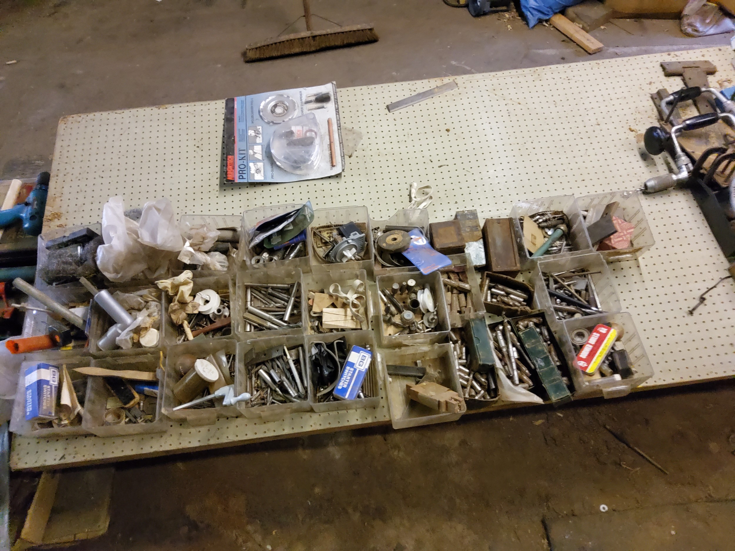 Screws tools pegs plane etc Please note this lot is located offsite and needs to be collected from - Image 2 of 2