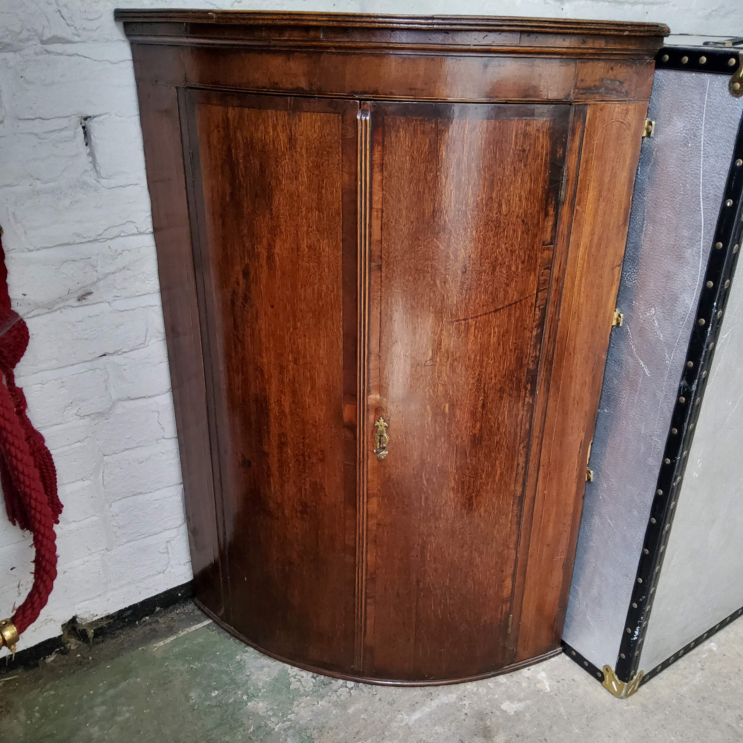 A George III English oak bow front corner cupboard c.1780 (with key)