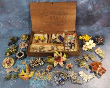 Costume Jewellery - flowers, including a large Japanese lily brooch with matching earrings;