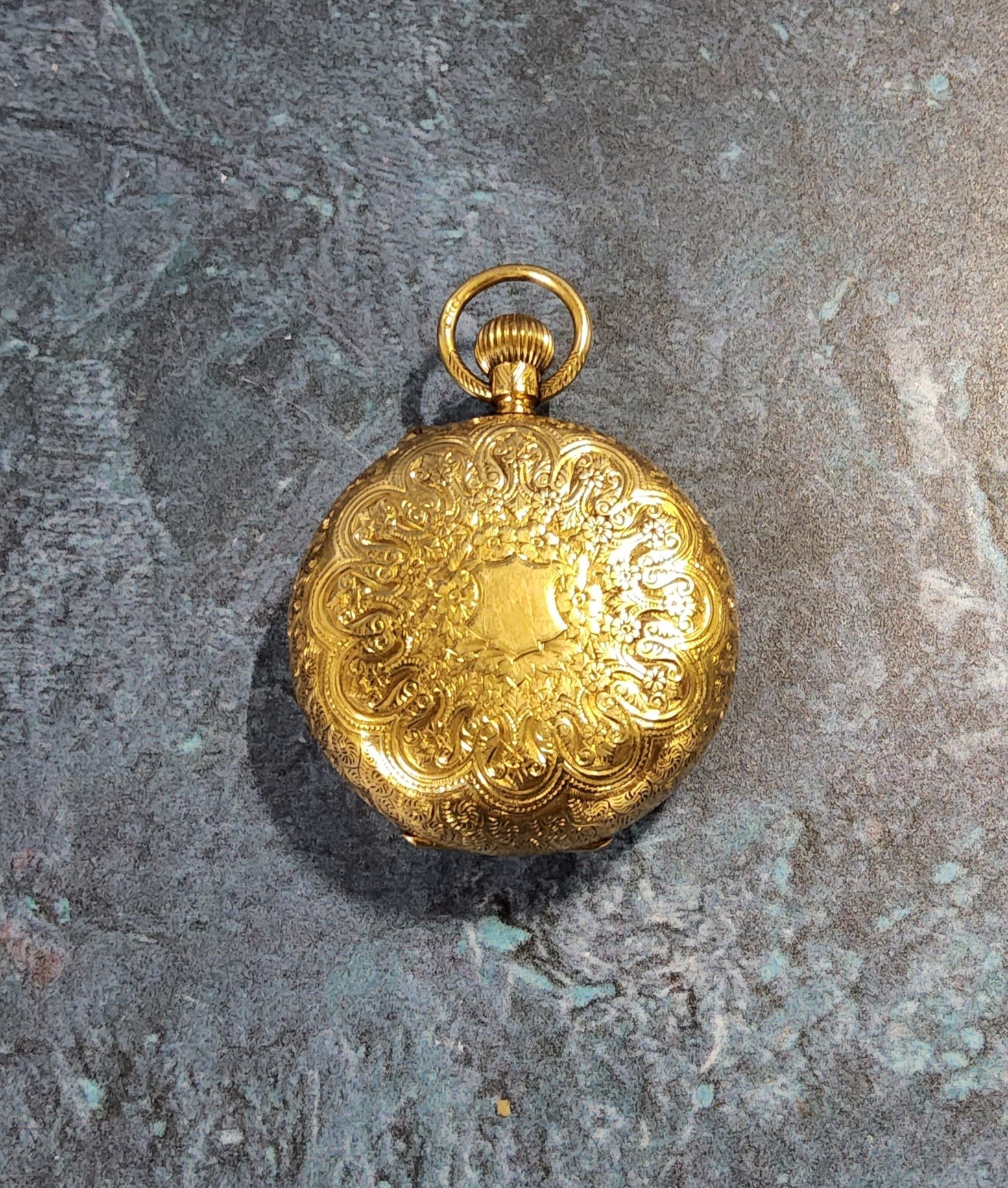 A Victorian 18ct gold open faced lady's keyless pocket watch, the case chased & engraved, vacant - Image 2 of 3