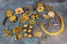 Vintage stone set brooches including two RAF wing brooches; an unusual oversized silver & gold