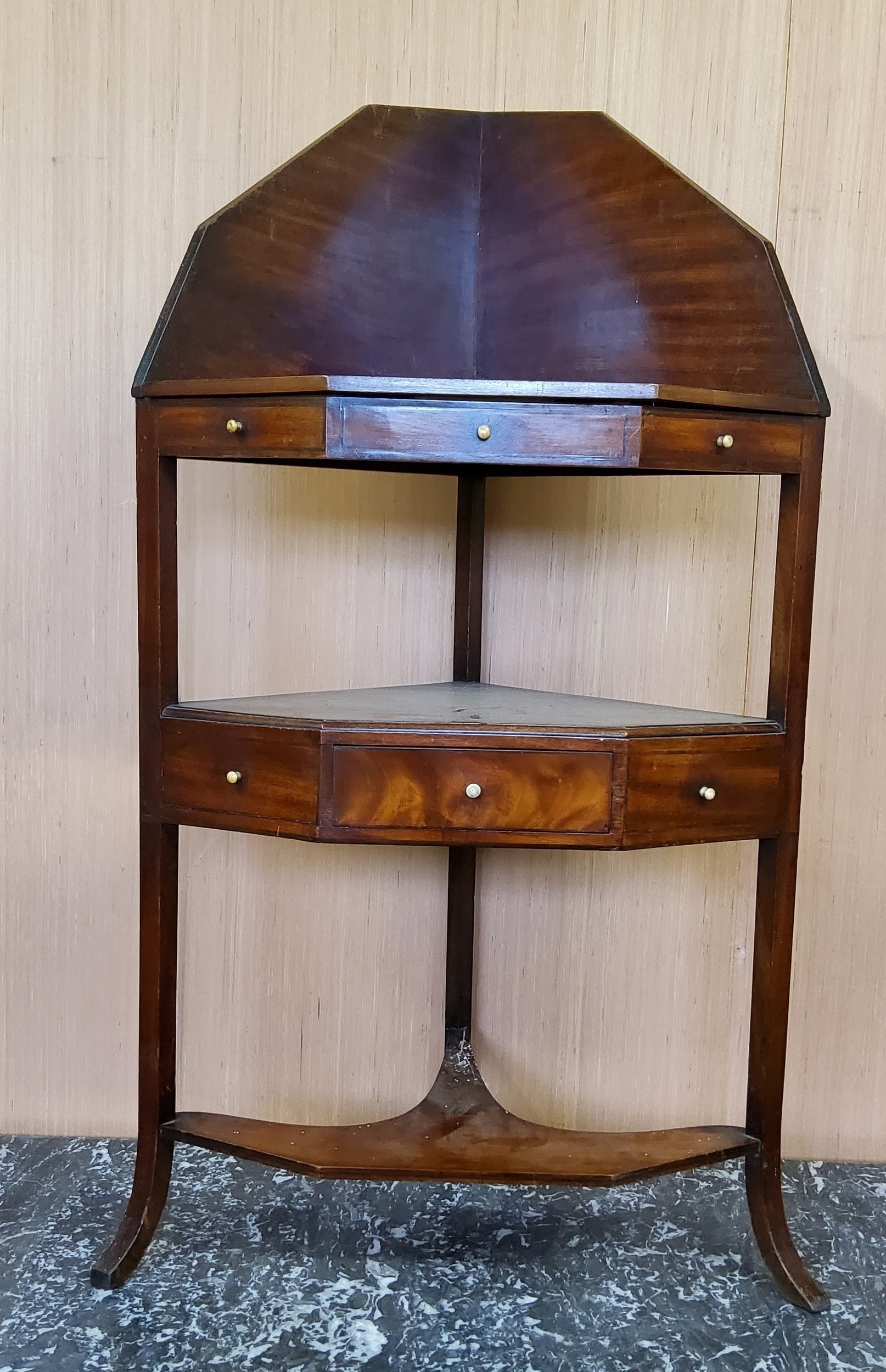 An early 19th century mahogany corner wash stand, drawer to under tier, 112cm high, 60cm wide, c.