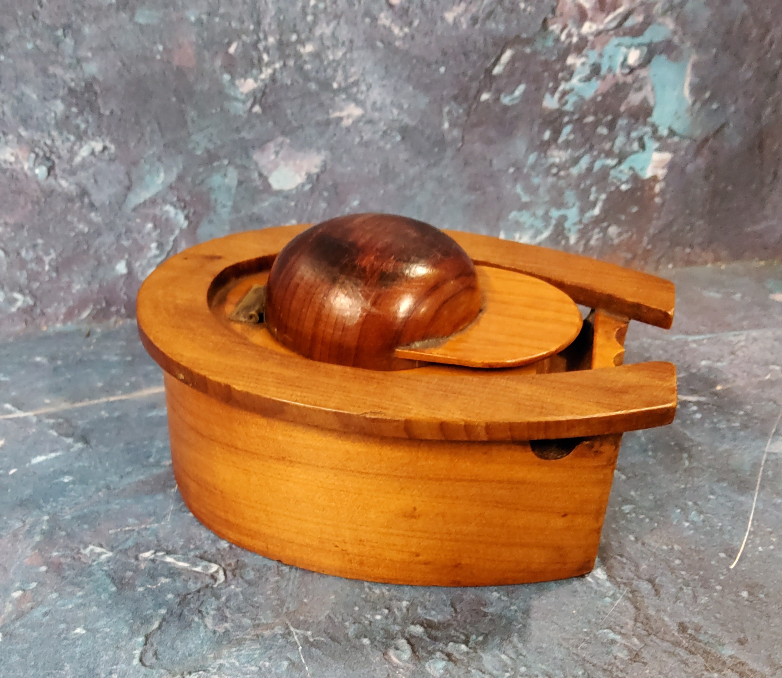 An early 20th century novelty inkwell, as a jockey hat and horseshoe, 10cm wide, c.1910 - Image 2 of 2