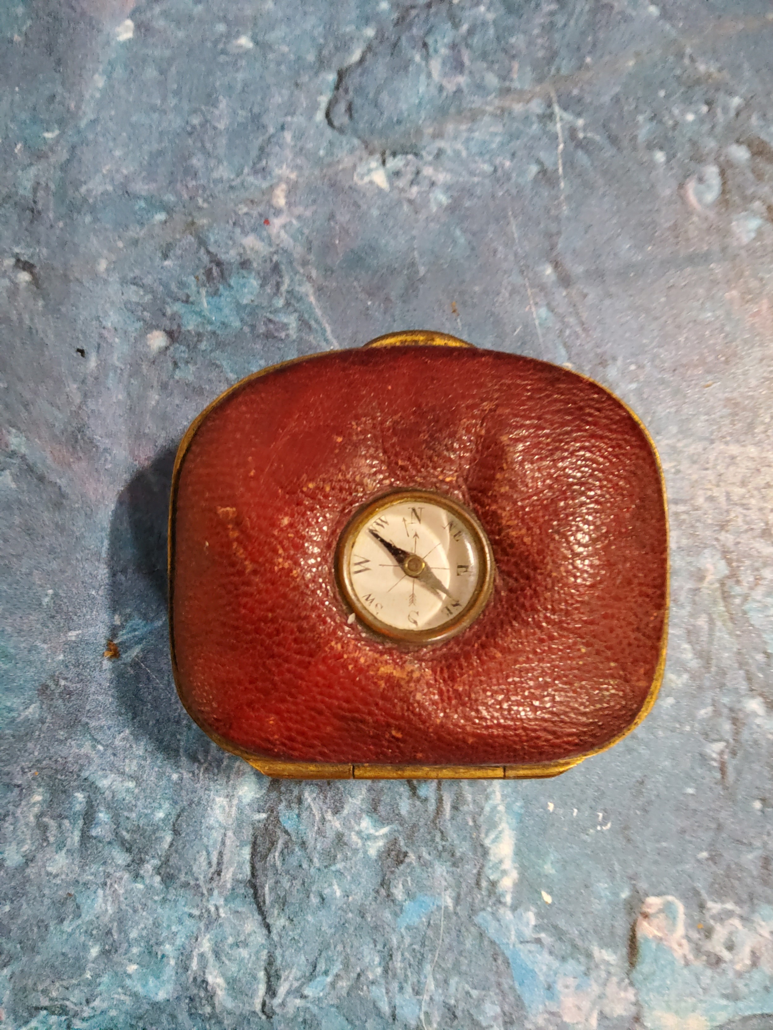 An unusual 19th century gilt metal and leather purse, set with a compass, 4.5cm wide, c.1890