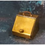 An early 20th century novelty brass vesta case, in the form of a coal scuttle, 3.5cm wide