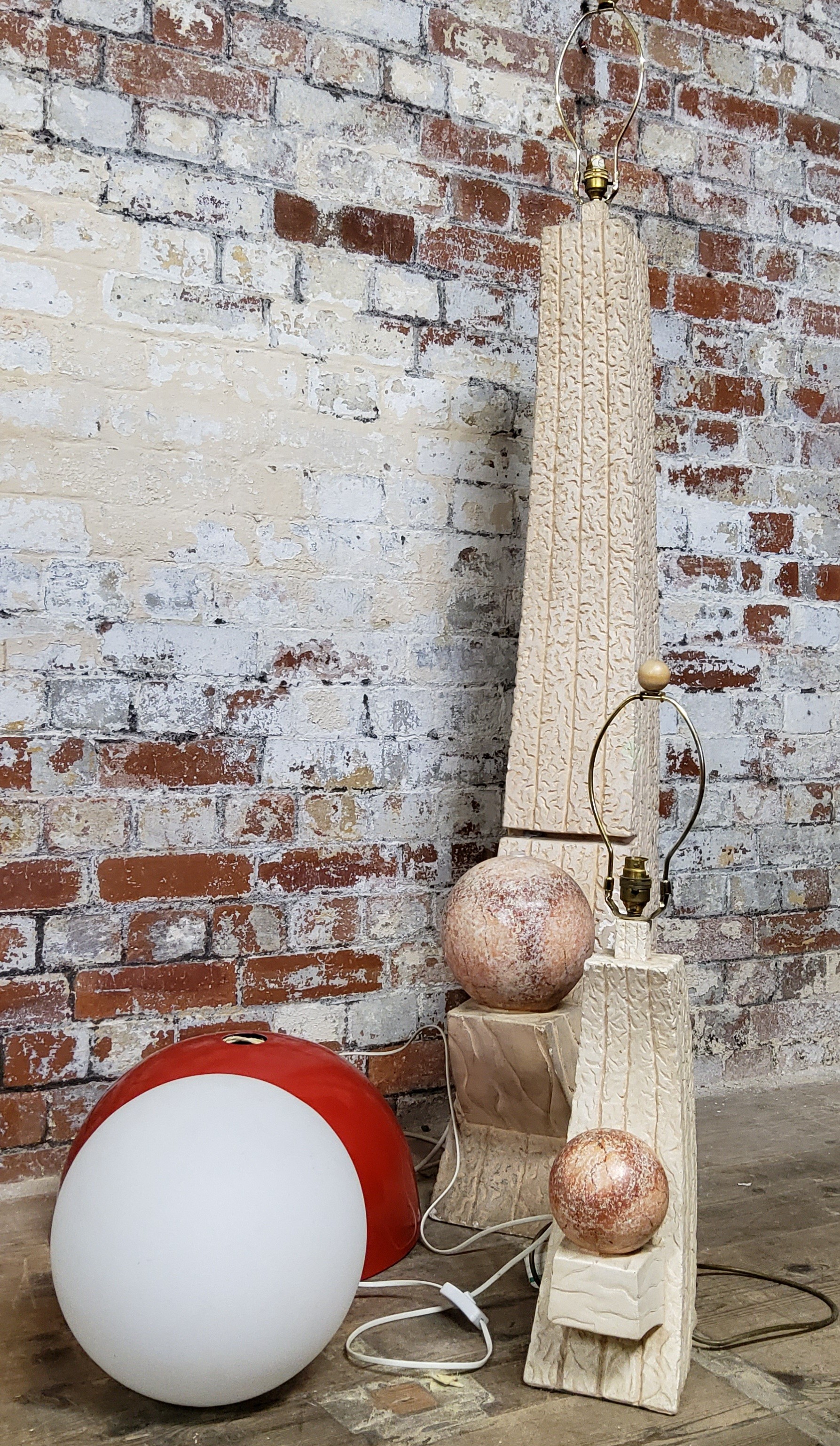 An unusual contemporary ceramic floor lamp with conforming table lamp (af); an opaque glass globe