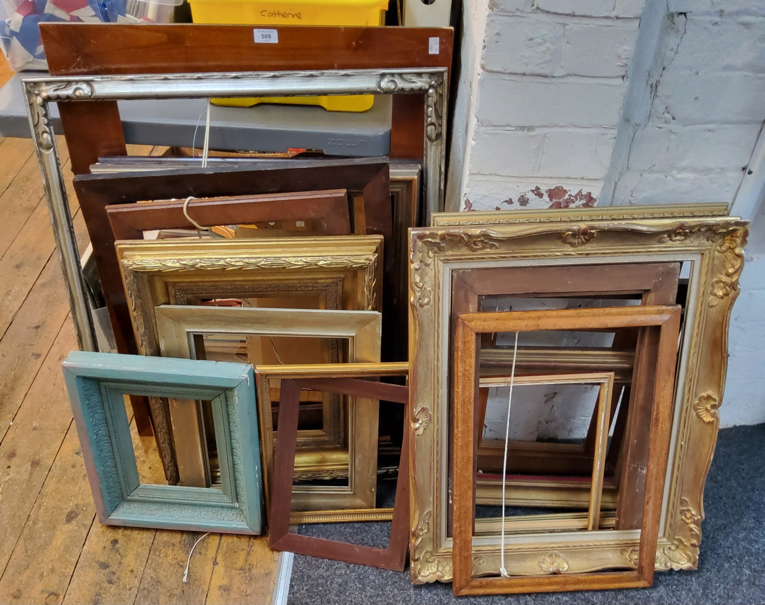 A large quantity of frames, various sizes