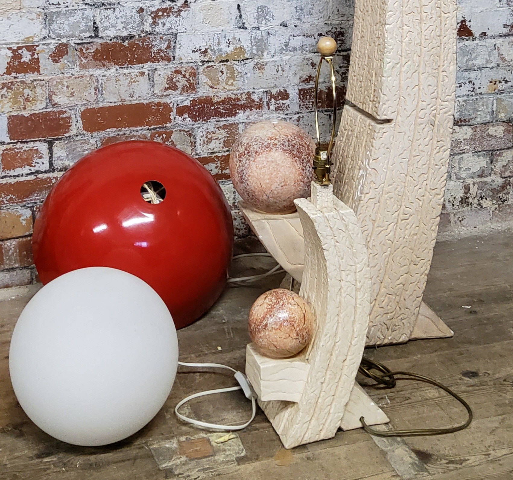 An unusual contemporary ceramic floor lamp with conforming table lamp (af); an opaque glass globe - Image 3 of 3