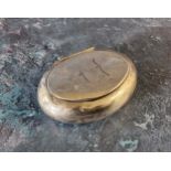 A Victorian oval snuff box, hinged cover, 8.5cm wide, London 1897