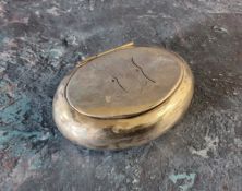 A Victorian oval snuff box, hinged cover, 8.5cm wide, London 1897