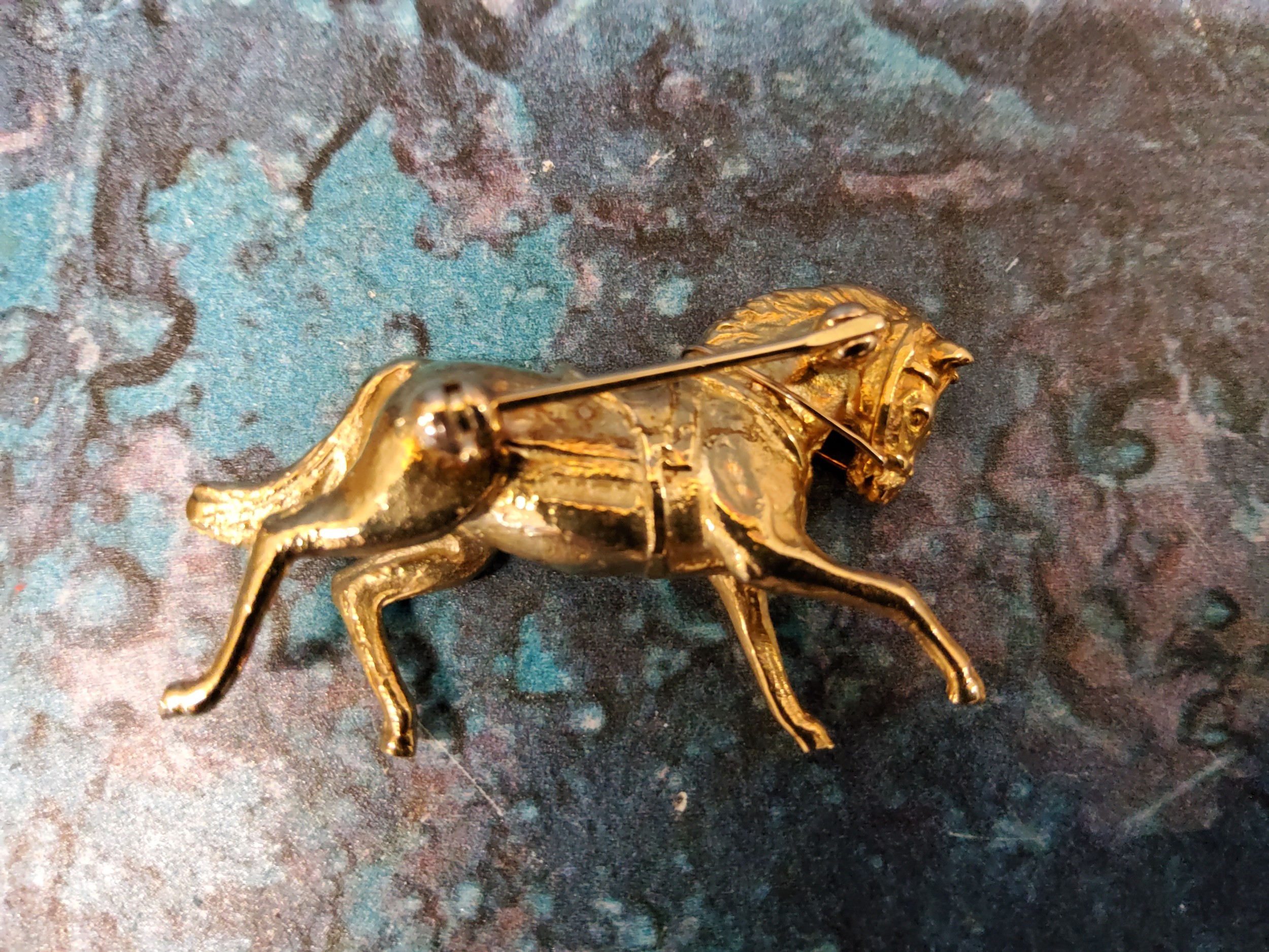 A 9ct gold novelty brooch in the form of a bridled horse cantering 12.37g (VAT on Hammer price)