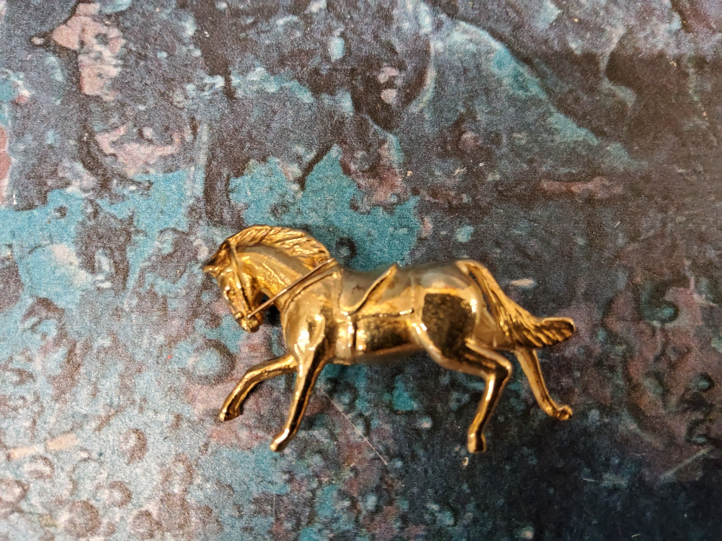 A 9ct gold novelty brooch in the form of a bridled horse cantering 12.37g (VAT on Hammer price) - Image 2 of 2