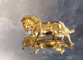 A 9ct gold novelty brooch in the form of a bridled horse cantering 11.33g (VAT on Hammer price)