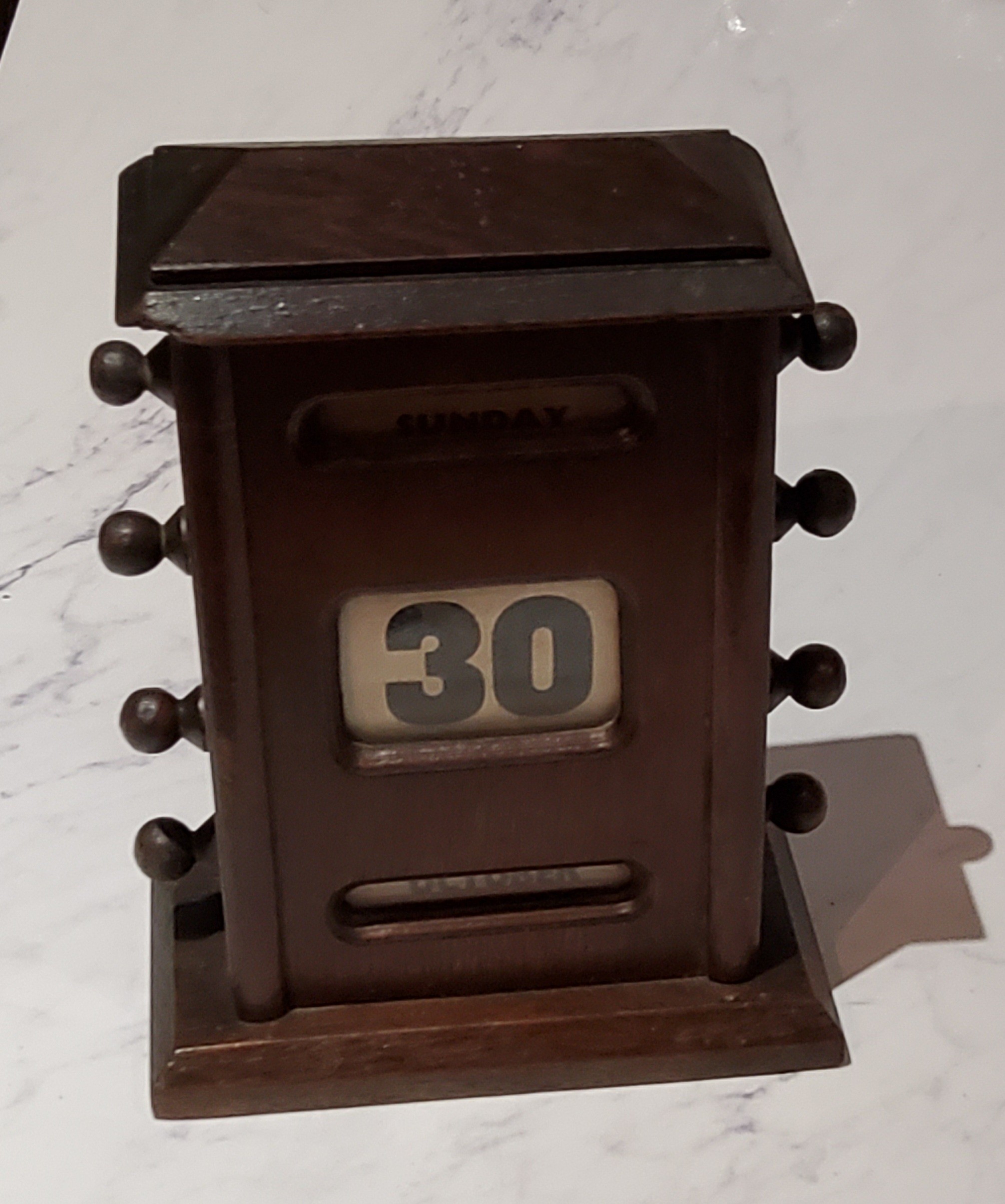 An early 20th century oak perpetual desk calendar, 17cm high, c.1920