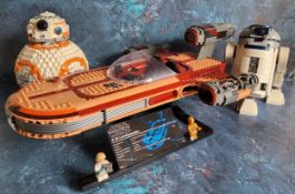 A Mould King Lego style Star Wars X-34 Landspeeder & stand, built, instruction booklet; R2-D2 & BB8,