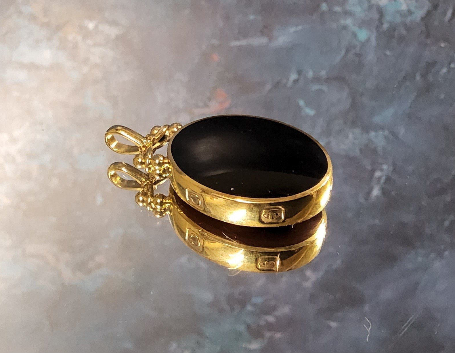 A 9ct gold mounted two-sided oval fob/pendant set with cornelian & black onyx approx. 4.5 x 2. - Image 2 of 2