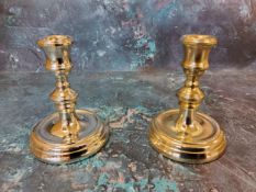 An Elkington silver candlesticks, reel sconces, 11.5cm high, Sheffield 1996, boxed;  another,